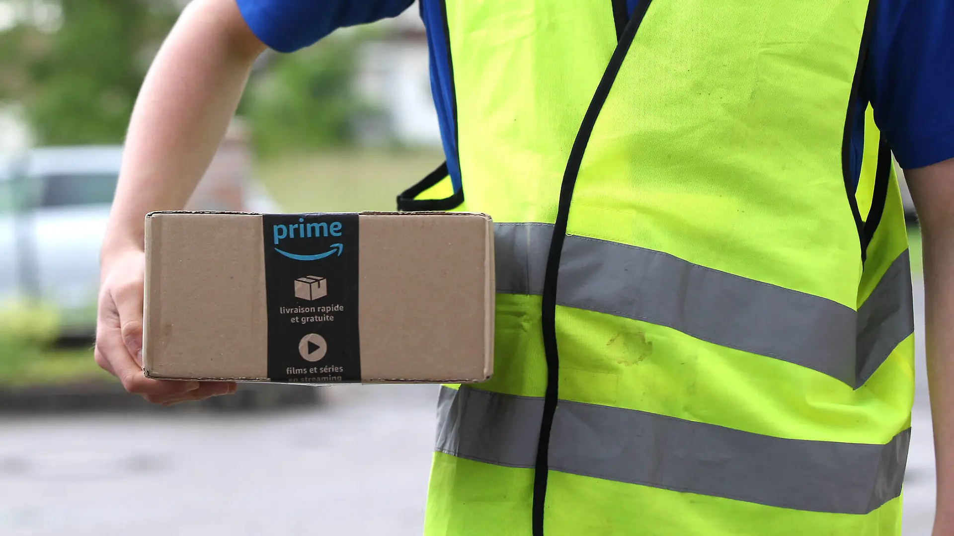 Winden Themenbild - Amazon, Paketzustellung, Paketanlieferung Amazon Prime, Prime, Logo Themenbild - Amazon, Paketzustellung, Paketanlieferung Amazon Prime, Prime, Logo Eine Person, Amazon Mitarbeiter, mit einer gelben Warnweste, hält ein Paket von Amazon Prime in der Hand das sich in Zustellung befindet Themenbild, Featurebild, Symbolbild *** Wind theme image Amazon, parcel delivery, parcel delivery Amazon Prime, Prime, logo theme image Amazon, parcel delivery, parcel delivery Amazon Prime, Prime, logo A person, Amazon employee, wearing a yellow high-visibility vest, holds a parcel from Amazon Prime in his hand that is in delivery theme image, feature image, symbol image Copyright: xFleigx/xEibner-Pressefotox EP_dfg