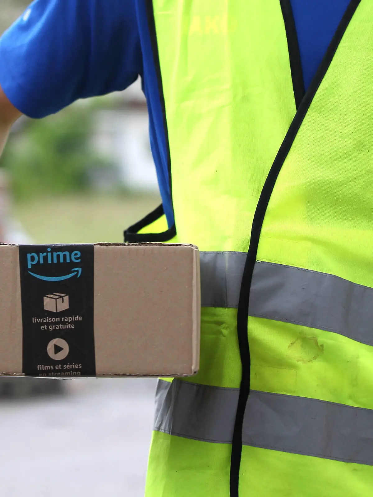  Winden Themenbild - Amazon, Paketzustellung, Paketanlieferung Amazon Prime, Prime, Logo Themenbild - Amazon, Paketzustellung, Paketanlieferung Amazon Prime, Prime, Logo Eine Person, Amazon Mitarbeiter, mit einer gelben Warnweste, hält ein Paket von Amazon Prime in der Hand das sich in Zustellung befindet Themenbild, Featurebild, Symbolbild *** Wind theme image Amazon, parcel delivery, parcel delivery Amazon Prime, Prime, logo theme image Amazon, parcel delivery, parcel delivery Amazon Prime, Prime, logo A person, Amazon employee, wearing a yellow high-visibility vest, holds a parcel from Amazon Prime in his hand that is in delivery theme image, feature image, symbol image Copyright: xFleigx/xEibner-Pressefotox EP_dfg