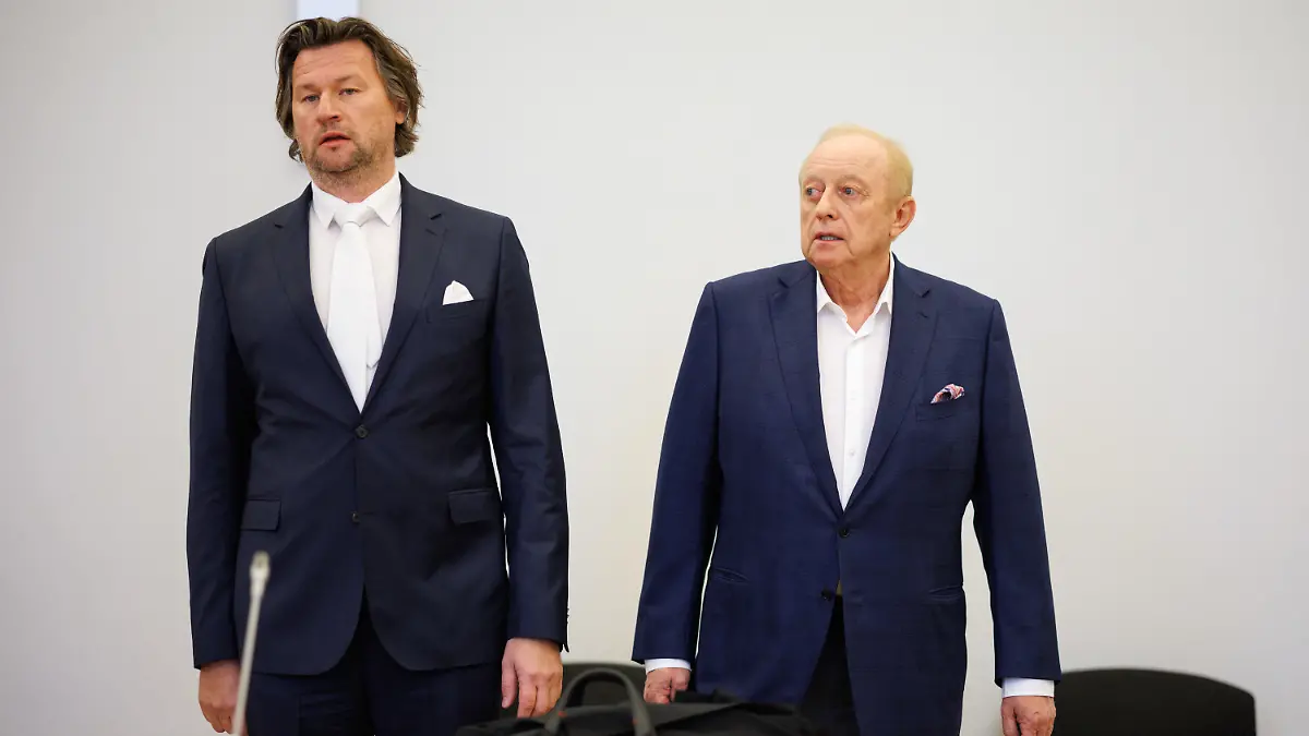 27.10.2022, Bayern, München: Alfons Schuhbeck, Koch und Unternehmer (r), steht vor Prozessbeginn als Angeklagter neben seinem Rechtsanwalt Sascha König im Gerichtssaal im Landgericht München I. Die Staatsanwaltschaft hat Schuhbeck wegen des Verdachts der Steuerhinterziehung in Millionenhöhe angeklagt. Heute soll ein Urteil fallen. Foto: Matthias Balk/dpa +++ dpa-Bildfunk +++
