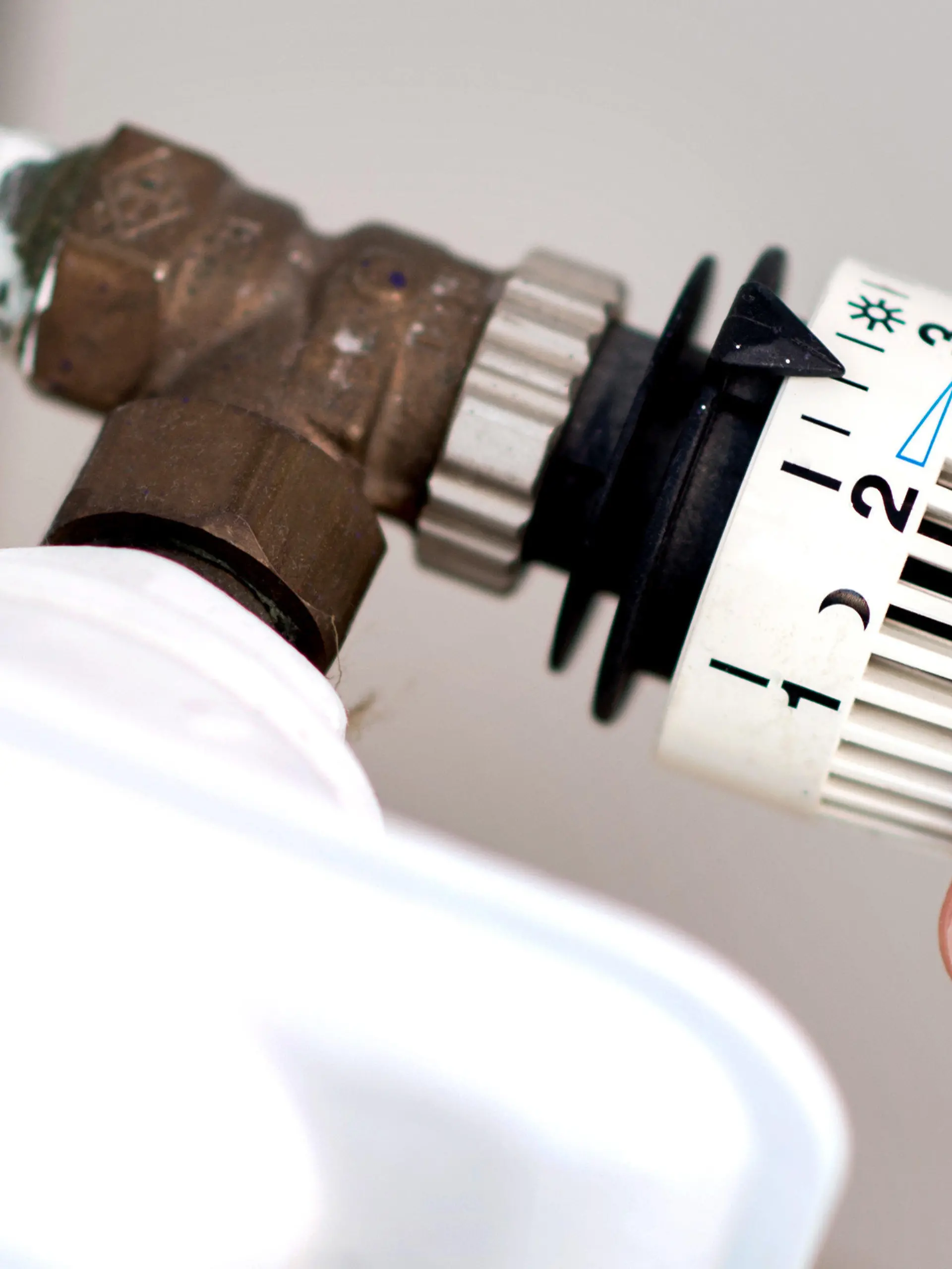 ARCHIV - 07.03.2019, Niedersachsen, Hannover: Eine Frau dreht am Thermostat einer Heizung. Die staatliche Strompreis- und die Gaspreisbremse werden nach Worten von Bundesfinanzminister Lindner schon zum 31. Dezember auslaufen und damit drei Monate früher als zuletzt geplant. (zu dpa "Lindner: Energiepreisbremsen laufen zum Jahresende aus") Foto: Hauke-Christian Dittrich/dpa +++ dpa-Bildfunk +++