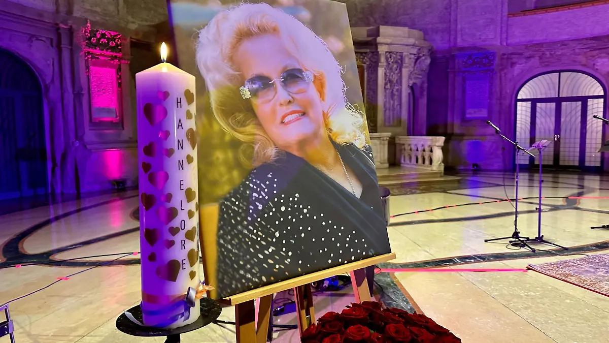 Ein Foto von Hannelore steht bei Heinos Auftritt in Dresden auf der Bühne.
