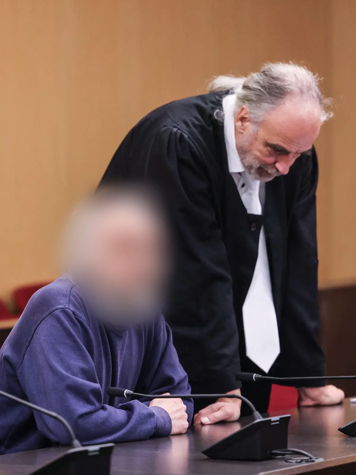 24.11.2023, Nordrhein-Westfalen, Düsseldorf: Der Angeklagte (l) sitzt im Gerichtssaal neben seinem Anwalt Frank Schubert auf der Anklagebank. Wegen einer verheerenden Explosion in einem Hochhaus in Ratingen muss sich ein 57 Jahre alter Deutscher vor dem Landgericht Düsseldorf verantworten. Bei der Explosion vor sechs Monaten wurden mehrere Einsatzkräfte von Polizei, Feuerwehr und Rettungsdienst zum Teil schwer verletzt. Foto: Oliver Berg/dpa Pool/dpa - ACHTUNG: Person(en) wurde(n) aus rechtlichen Gründen gepixelt +++ dpa-Bildfunk +++