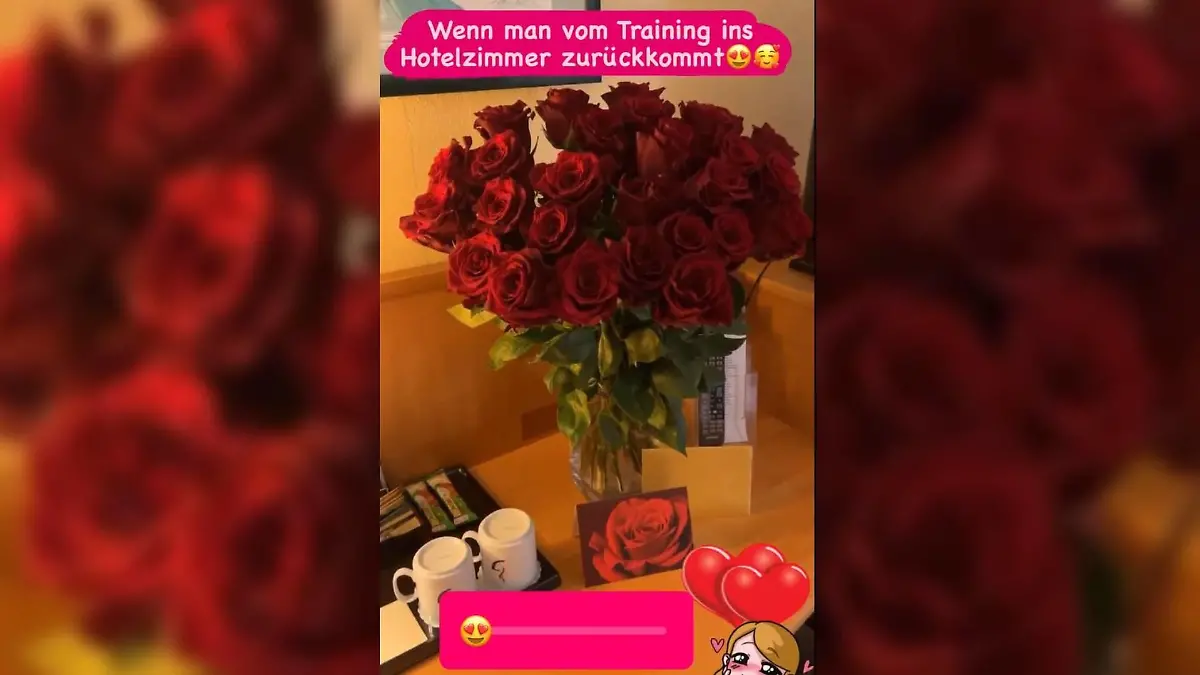 Nach dem "Let's Dance"-Training findet Ekat diesen Rosenstrauß im Hotelzimmer