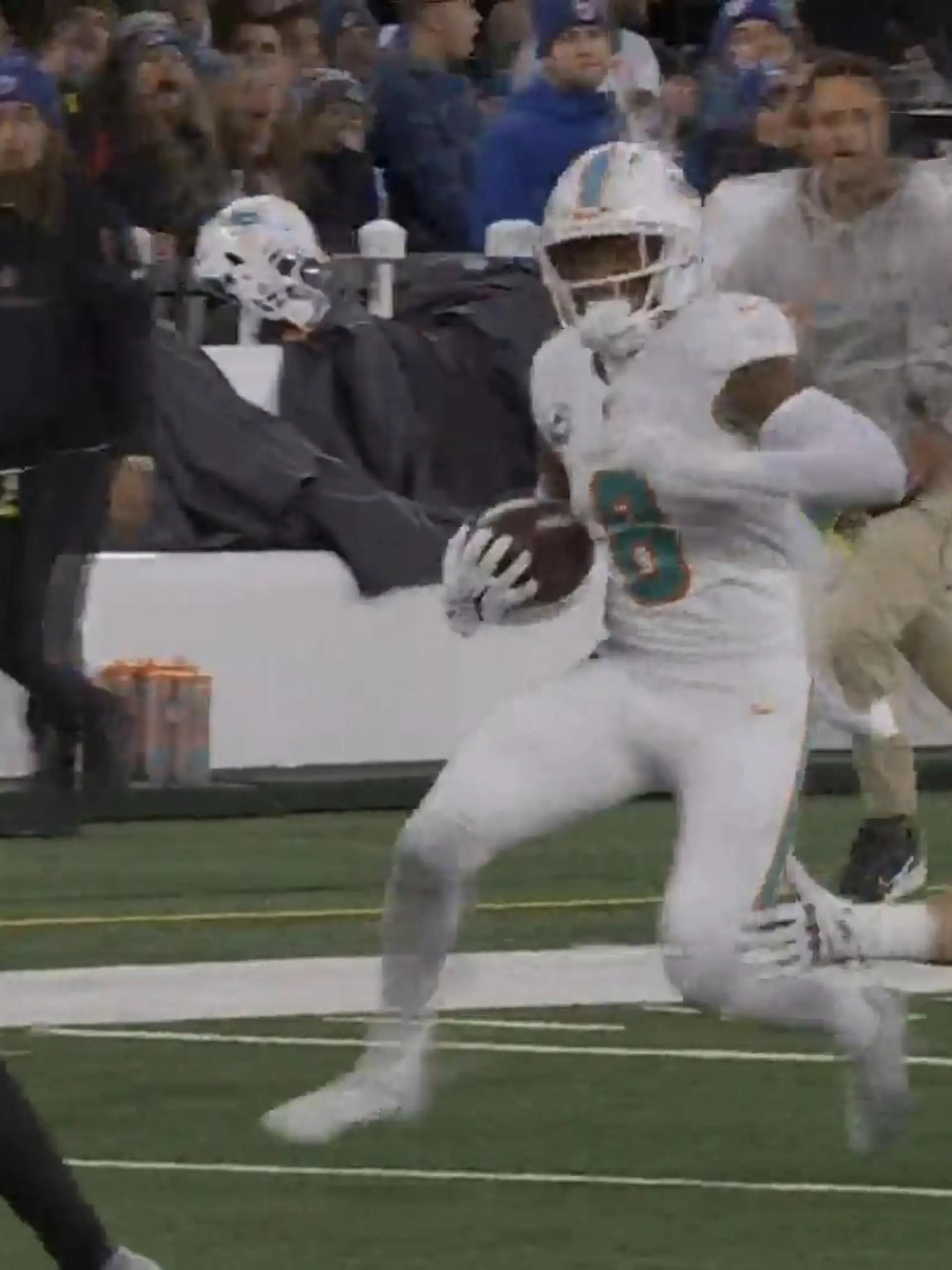 Was ist da gerade passiert? Erst wirft Tagovailoa die Interception. Dann wirft Boyle mit ablaufender Uhr eine Hail Mary Richtung Endzone, die Holland abfängt. Was dieser dann macht ist nicht von dieser Welt. Der Defender rennt los, lässt mit Hilfe seiner Blocker Gegenspieler um Gegenspieler hinter sich und schafft es tatsächlich in die Endzone!