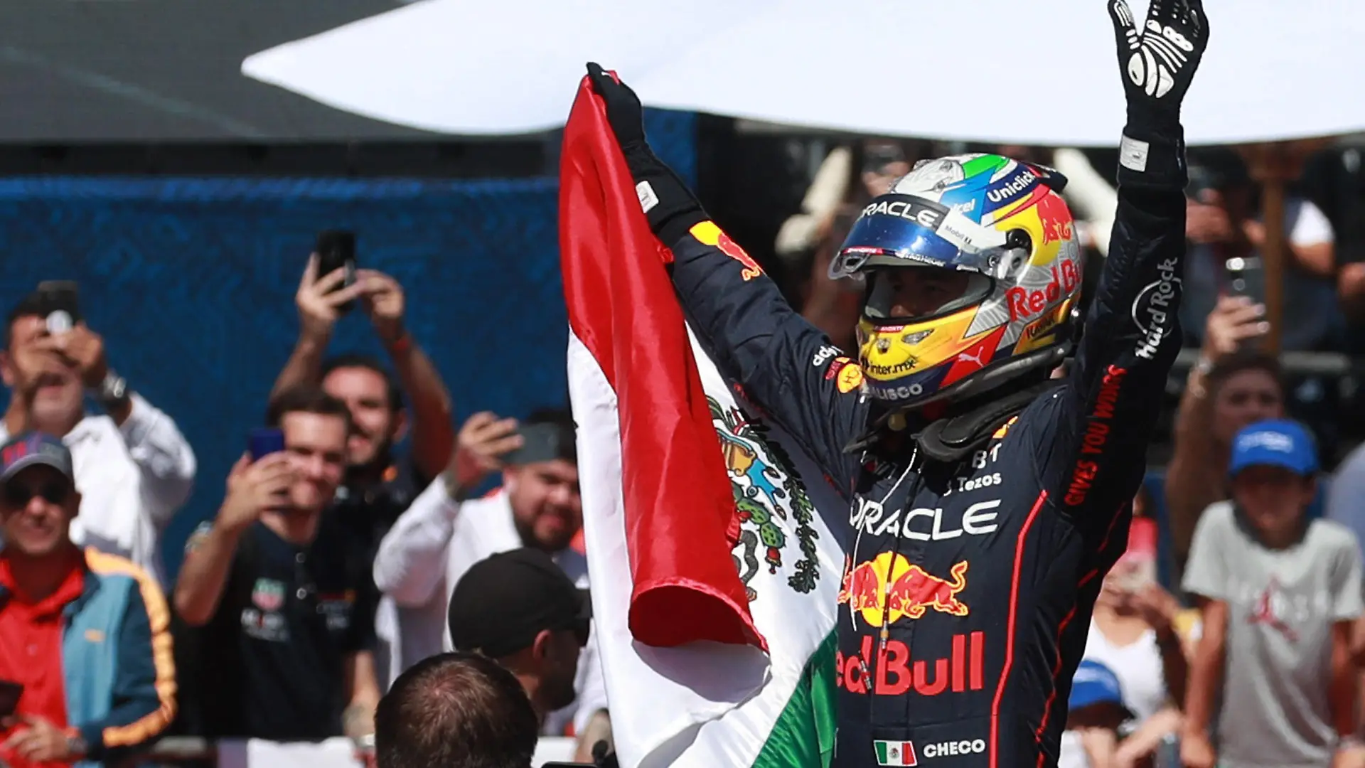 Formula One F1 - Mexico City Grand Prix - Show Run - Guadalajara, Mexico - October 25, 2022 Red Bull's Sergio Perez acknowledges the fans during the show run in the streets of his home town Guadalajara REUTERS/Henry Romero