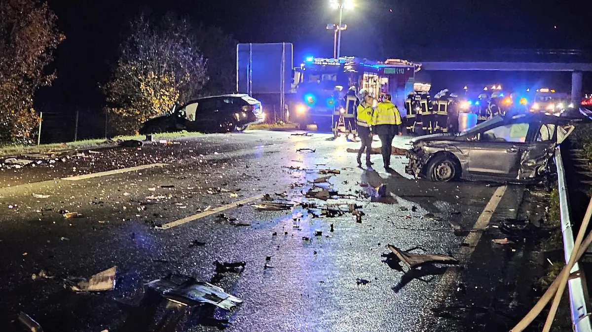 24.11.2023, Niedersachsen, Lingen: Polizisten und Feuerwehrleute arbeiten im Trümmerfeld auf der Autobahn A31. Bei dem schweren Unfall auf der A31 bei Lingen sind am Freitagabend zwei Menschen ums Leben gekommen, zwei weitere wurden verletzt. Foto: Torsten Albrecht/Nord-West-Media/dpa +++ dpa-Bildfunk +++