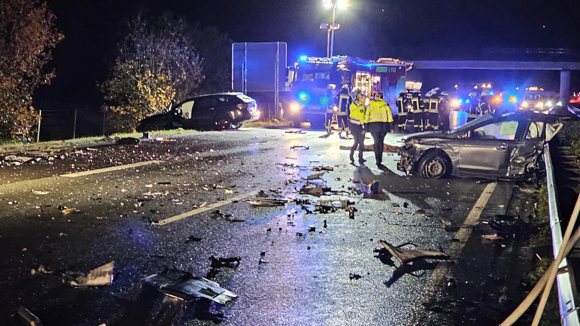 24.11.2023, Niedersachsen, Lingen: Polizisten und Feuerwehrleute arbeiten im Trümmerfeld auf der Autobahn A31. Bei dem schweren Unfall auf der A31 bei Lingen sind am Freitagabend zwei Menschen ums Leben gekommen, zwei weitere wurden verletzt. Foto: Torsten Albrecht/Nord-West-Media/dpa +++ dpa-Bildfunk +++