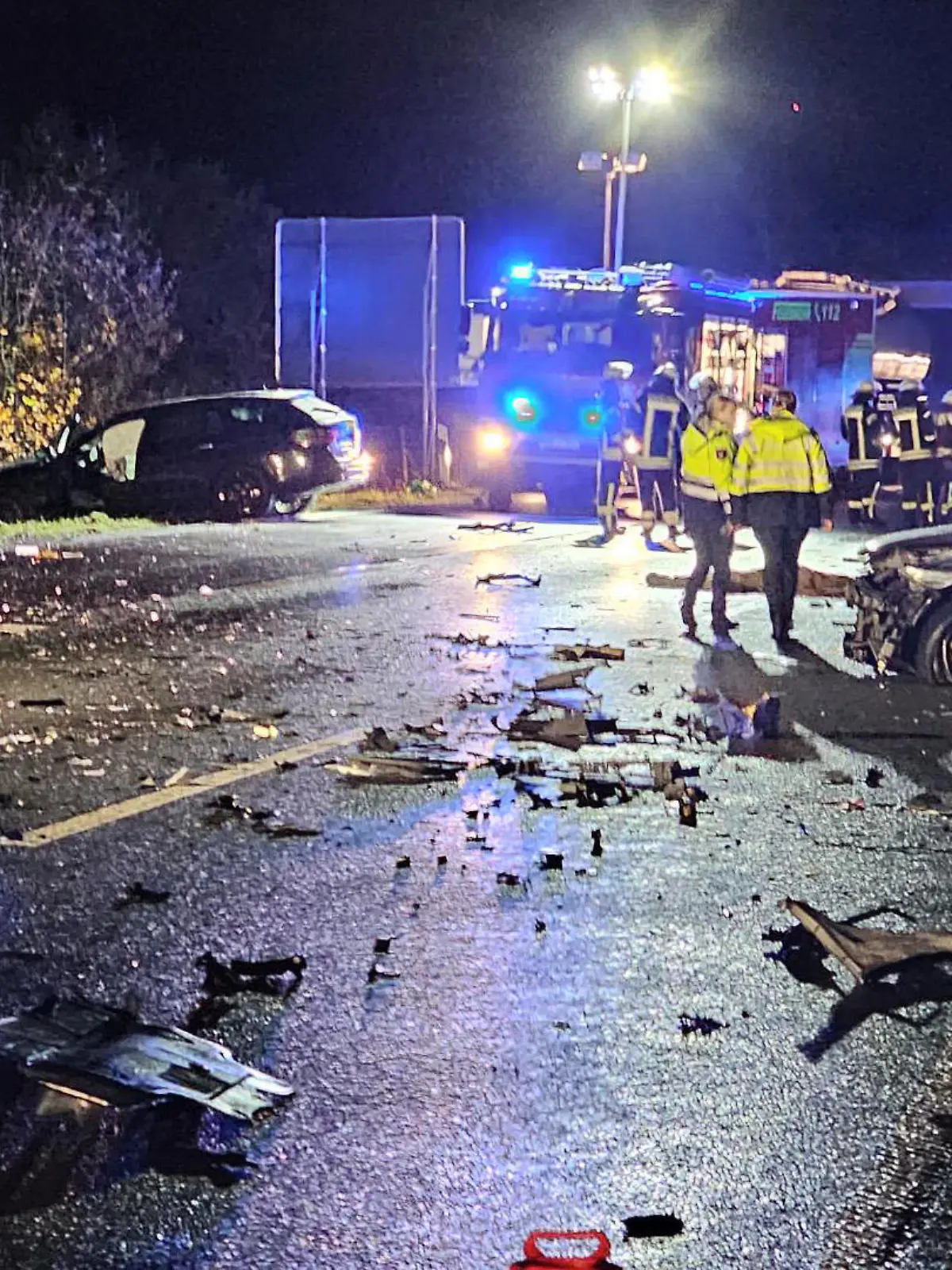 24.11.2023, Niedersachsen, Lingen: Polizisten und Feuerwehrleute arbeiten im Trümmerfeld auf der Autobahn A31. Bei dem schweren Unfall auf der A31 bei Lingen sind am Freitagabend zwei Menschen ums Leben gekommen, zwei weitere wurden verletzt. Foto: Torsten Albrecht/Nord-West-Media/dpa +++ dpa-Bildfunk +++
