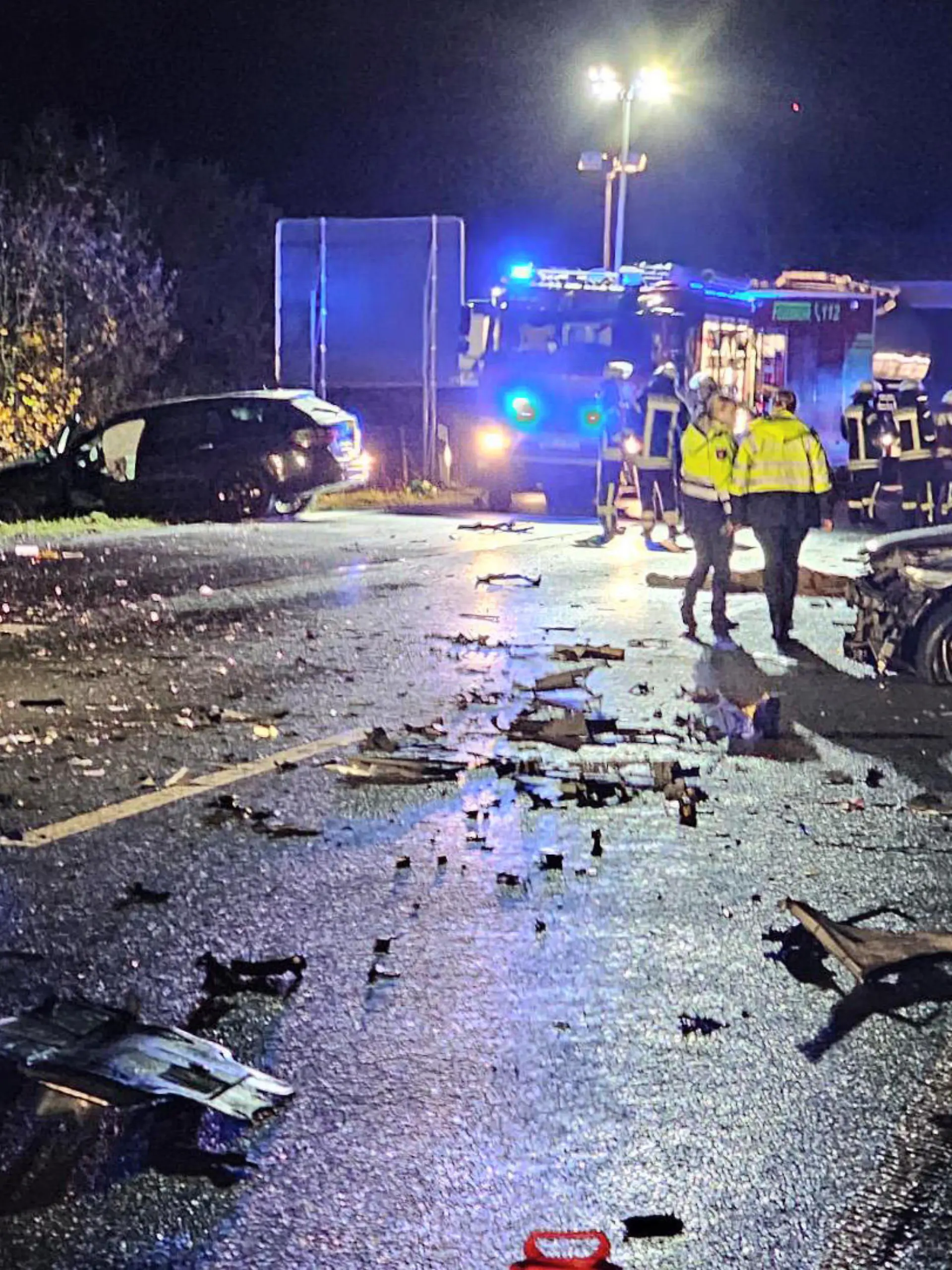 24.11.2023, Niedersachsen, Lingen: Polizisten und Feuerwehrleute arbeiten im Trümmerfeld auf der Autobahn A31. Bei dem schweren Unfall auf der A31 bei Lingen sind am Freitagabend zwei Menschen ums Leben gekommen, zwei weitere wurden verletzt. Foto: Torsten Albrecht/Nord-West-Media/dpa +++ dpa-Bildfunk +++