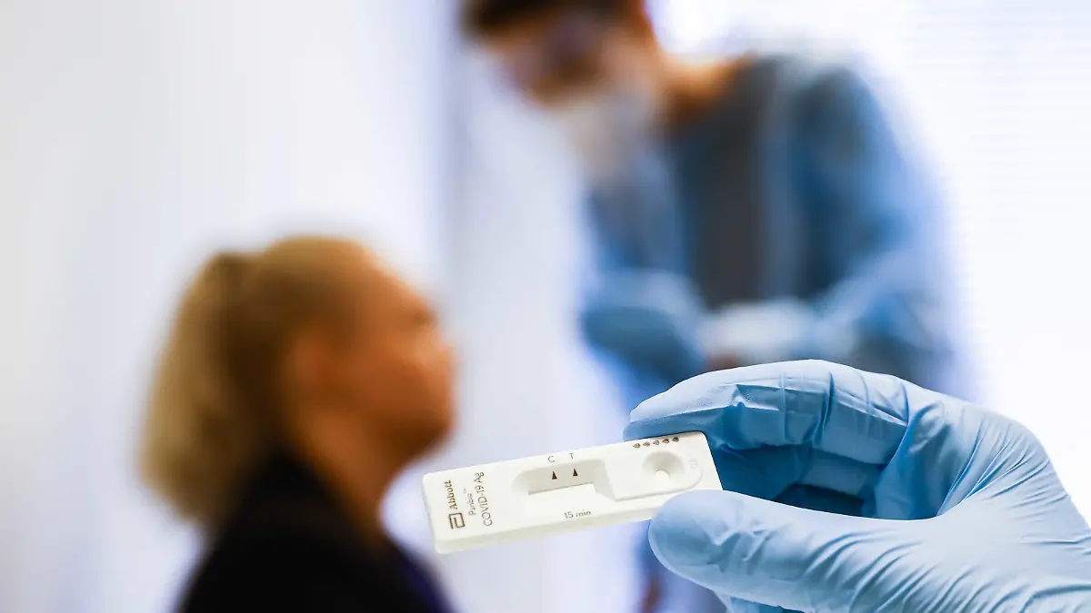 15.10.2020, Niederlande, Groningen: Blick auf einen Corona-Schnelltest in einer Teststation des Gesundheitsamts. Das Universitätsklinikum Groningen hat Tausende von Schnelltests bestellt, die in «Drive-In» Teststationen eingesetzt werden können. Mithilfe des Schnelltests können die Testergebnisse innerhalb von 15 Minuten entnommen werden. Foto: Vincent Jannink/ANP/dpa +++ dpa-Bildfunk +++