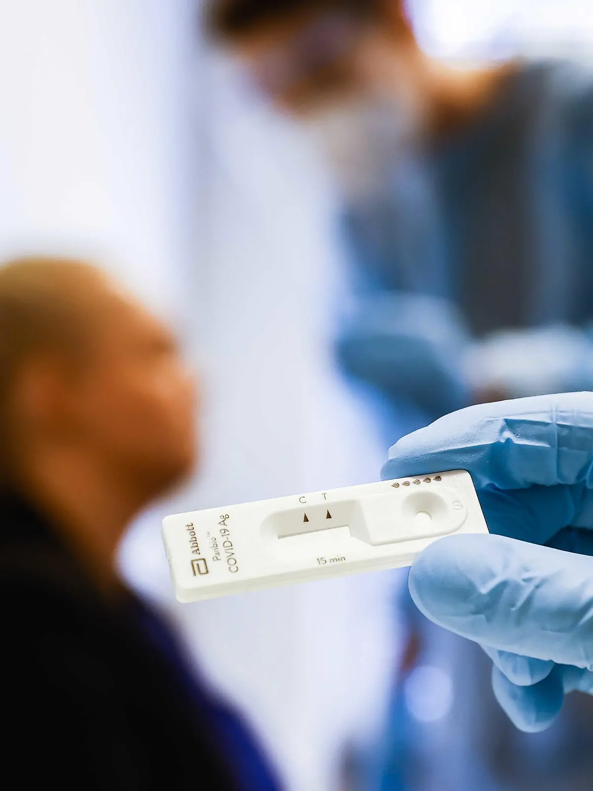 15.10.2020, Niederlande, Groningen: Blick auf einen Corona-Schnelltest in einer Teststation des Gesundheitsamts. Das Universitätsklinikum Groningen hat Tausende von Schnelltests bestellt, die in «Drive-In» Teststationen eingesetzt werden können. Mithilfe des Schnelltests können die Testergebnisse innerhalb von 15 Minuten entnommen werden. Foto: Vincent Jannink/ANP/dpa +++ dpa-Bildfunk +++