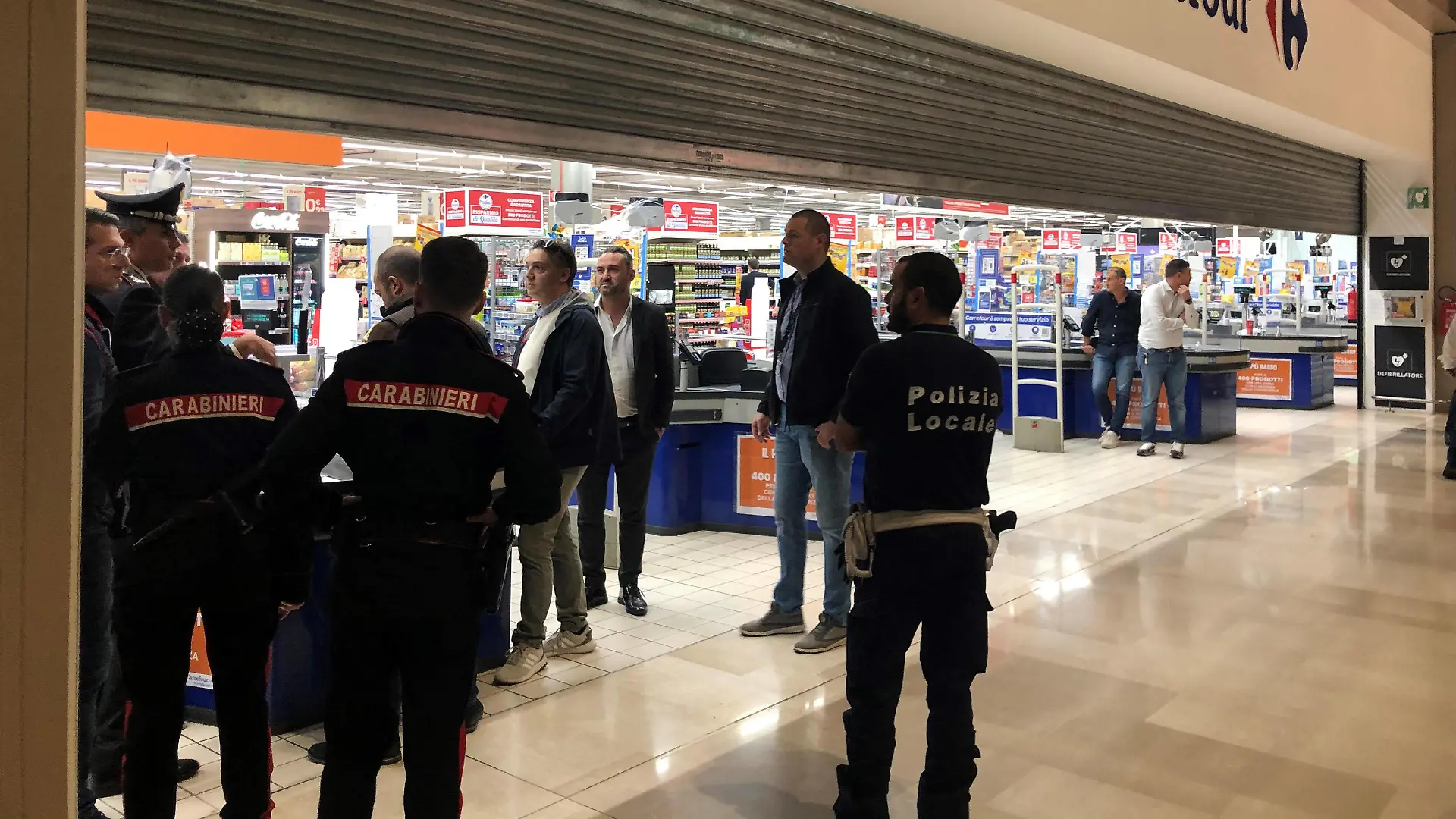 ASSAGO - Man stabbed five people in the Milanofiori shopping center, 1 dead and 3 injured including the Monza player Pablo Mari I ASSAGO - 2022-10-27, Massimo Alberico p.s. la foto e utilizzabile nel rispetto del contesto in cui e stata scattata, e senza intento diffamatorio del decoro delle persone rappresentate PUBLICATIONxNOTxINxITA Copyright: xMassimoxAlbericox/xipa-agency.nex/xFOTOGRAMMAx 