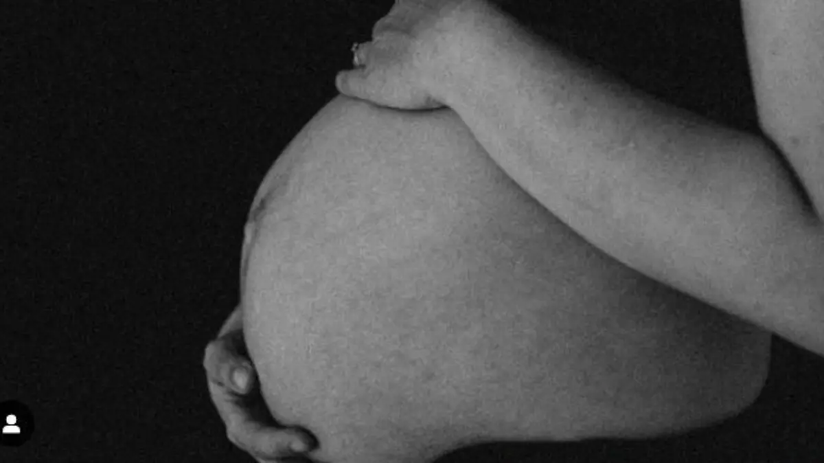 Kati Günter zeigt ihren Babybauch