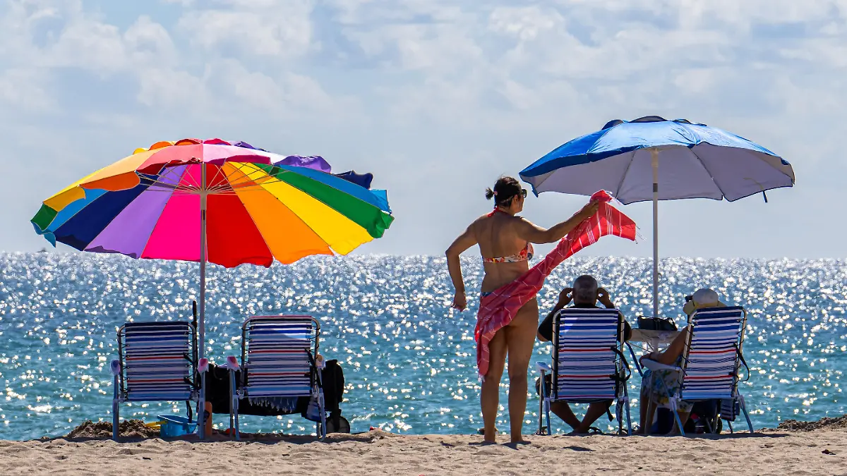 October 23, 2022, Hollywood, Florida, United States: Beach goers seen in Hollywood Beach in Florida. Hollywood Florida is famous for its Beach Boardwalk that attracts both locals and tourists from around the world. (Credit Image: © Ronen Tivony/SOPA Images via ZUMA Press Wire
