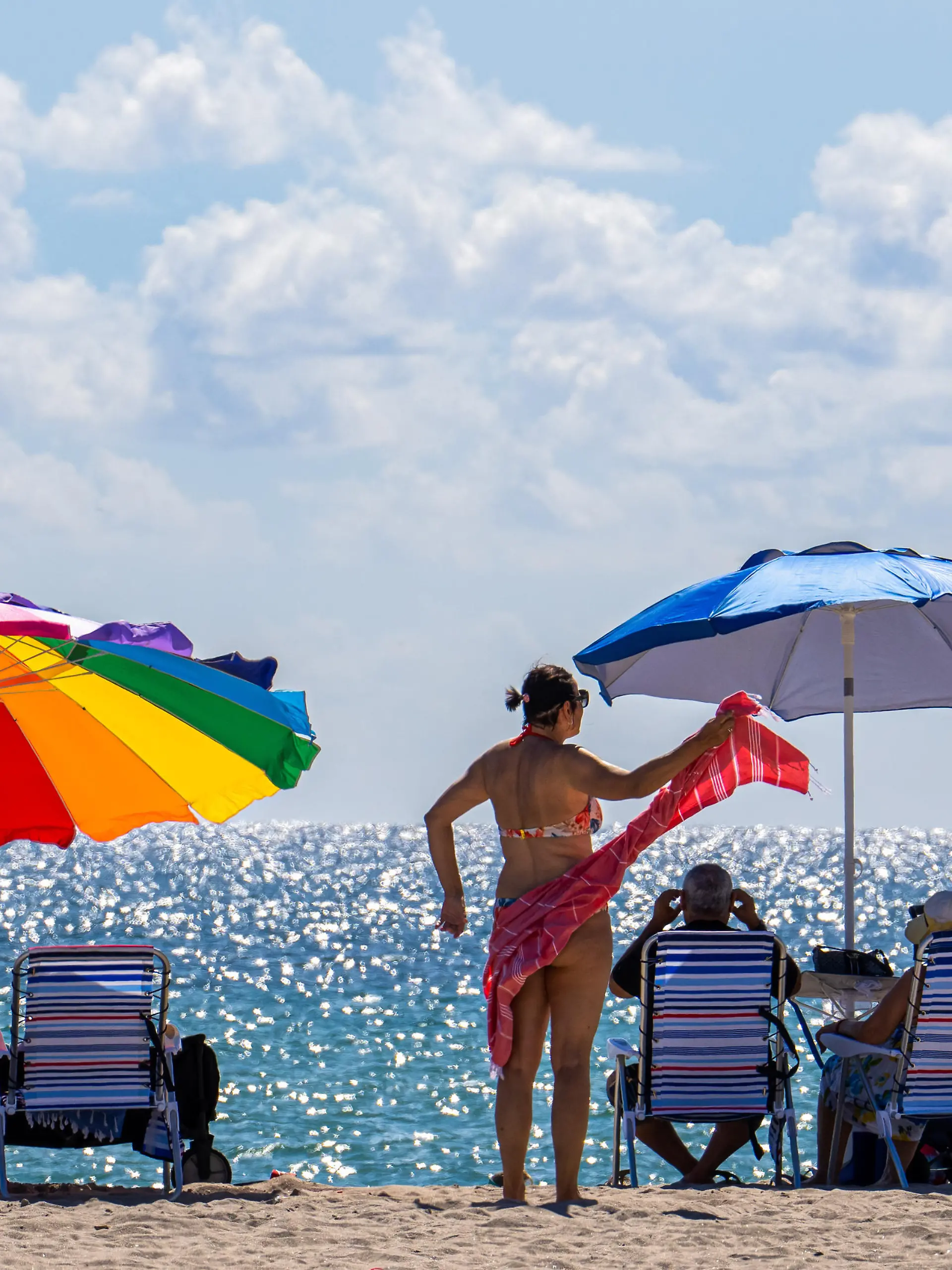October 23, 2022, Hollywood, Florida, United States: Beach goers seen in Hollywood Beach in Florida. Hollywood Florida is famous for its Beach Boardwalk that attracts both locals and tourists from around the world. (Credit Image: © Ronen Tivony/SOPA Images via ZUMA Press Wire