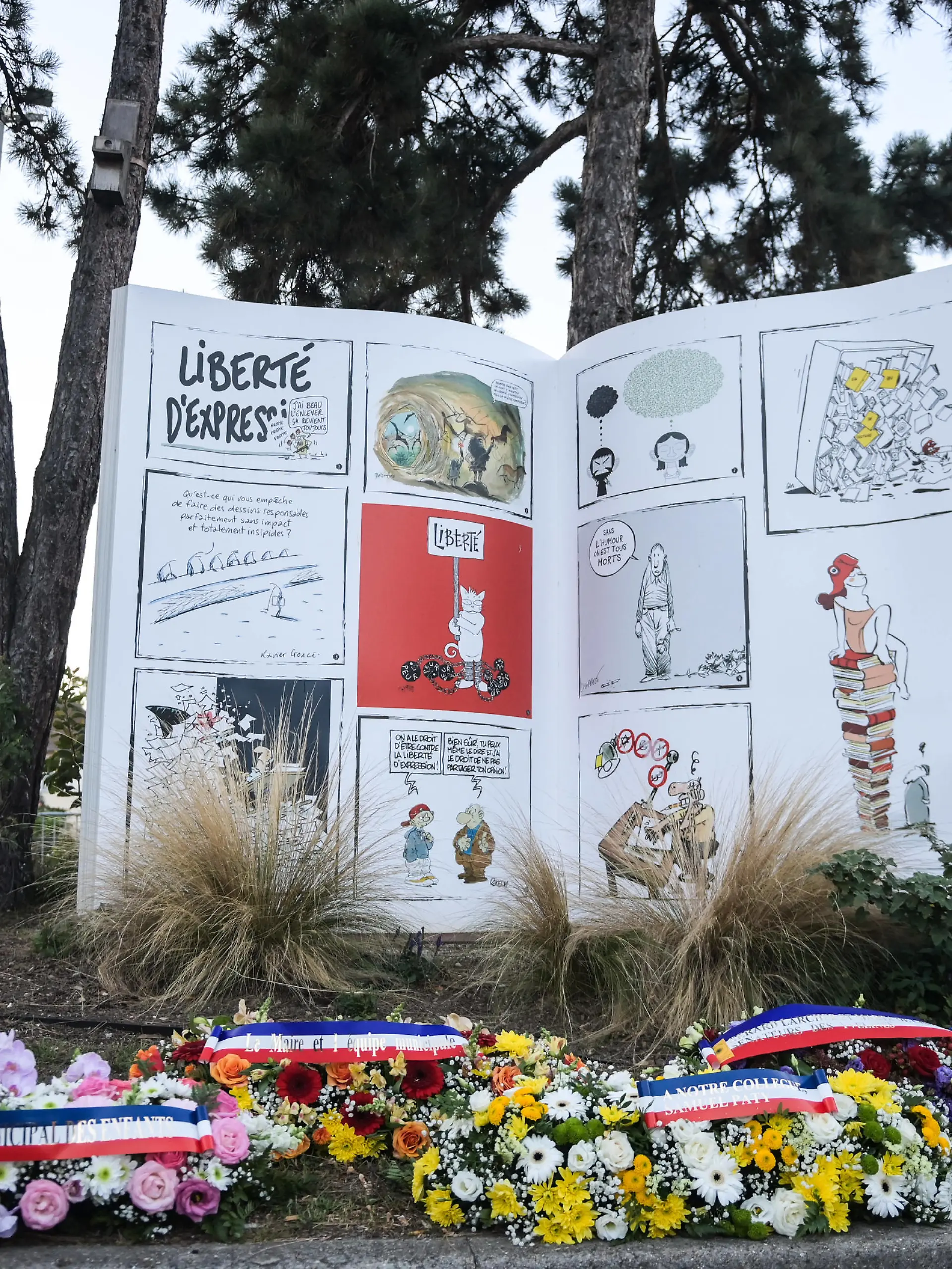 Laurent Brosse, maire de Conflans Ste Honorine entoure d elus, de parents, d eleves et de professeurs ont rendu hommage lundi 16 octobre 2023 devant le college du Bois d Aulne et Place de la Liberte a Conflans Sainte Honorine dans les Yvelines, a Samuel Paty professeur assassine dans un attentat islamiste il y a trois ans jour pour jour. Conflans Ste Honorine, FRANCE - 16/10/2023     On Monday 16 October 2023, Laurent Brosse, Mayor of Conflans Ste Honorine, together with elected representatives, parents, pupils and teachers, paid tribute to Samuel Paty, a teacher murdered in an Islamist attack three years ago to the day, in front of the Bois d'Aulne school and Place de la LibertÃ' in Conflans Sainte Honorine in the Yvelines. Conflans Ste Honorine, FRANCE - 16/10/2023//04HARSIN_HOMMAGESAMUELPATY036/Credit:ISA HARSIN/SIPA/2310171335