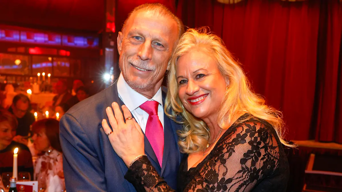 Christoph Daum mit Ehefrau Angelica Camm-Daum bei der Premiere der 15. Spielzeit der Palazzo Dinnershow Ghosts & Ducks im Spiegelpalast. Berlin, 08.11.2023 *** Christoph Daum with wife Angelica Camm Daum at the premiere of the 15th season of the Palazzo dinner show Ghosts Ducks at Spiegelpalast Berlin, 08 11 2023 Foto:xB.xDummerx/xFuturexImagex palazzo_prem_3168