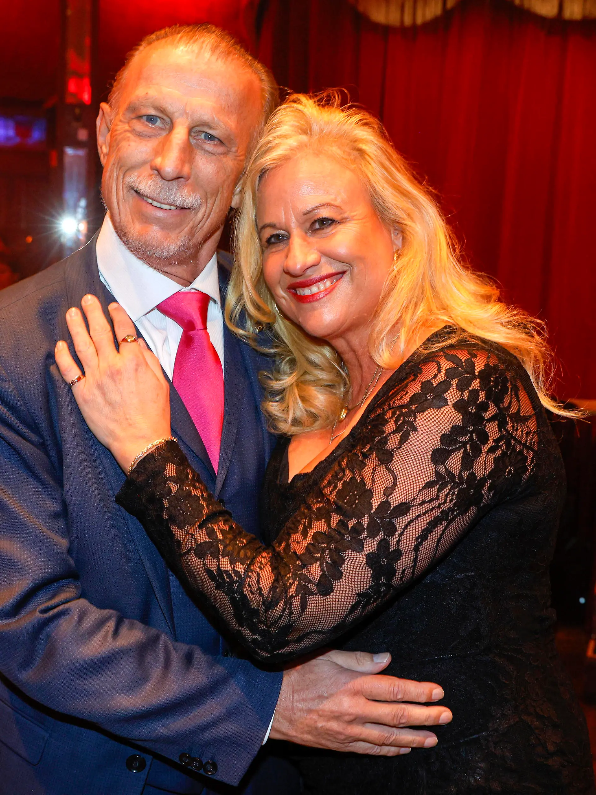 Christoph Daum mit Ehefrau Angelica Camm-Daum bei der Premiere der 15. Spielzeit der Palazzo Dinnershow Ghosts & Ducks im Spiegelpalast. Berlin, 08.11.2023 *** Christoph Daum with wife Angelica Camm Daum at the premiere of the 15th season of the Palazzo dinner show Ghosts Ducks at Spiegelpalast Berlin, 08 11 2023 Foto:xB.xDummerx/xFuturexImagex palazzo_prem_3168