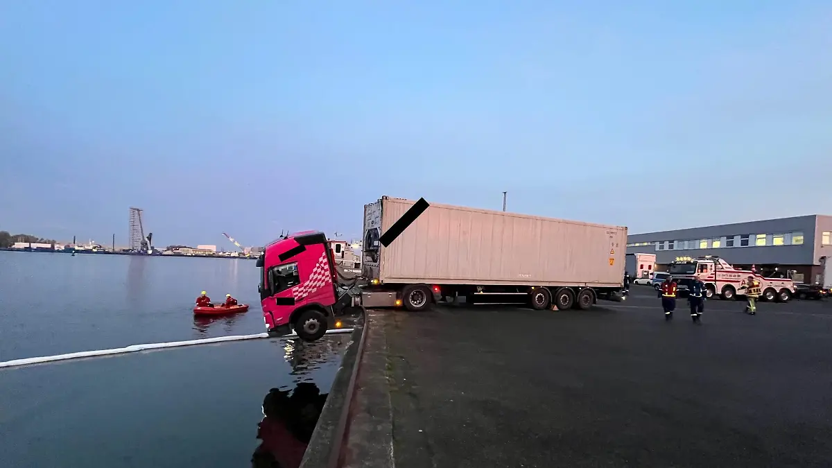 Bildunterschrift: Verkehrsunfall im Fischereihafen
Bildnachweis: Feuerwehr Bremerhaven