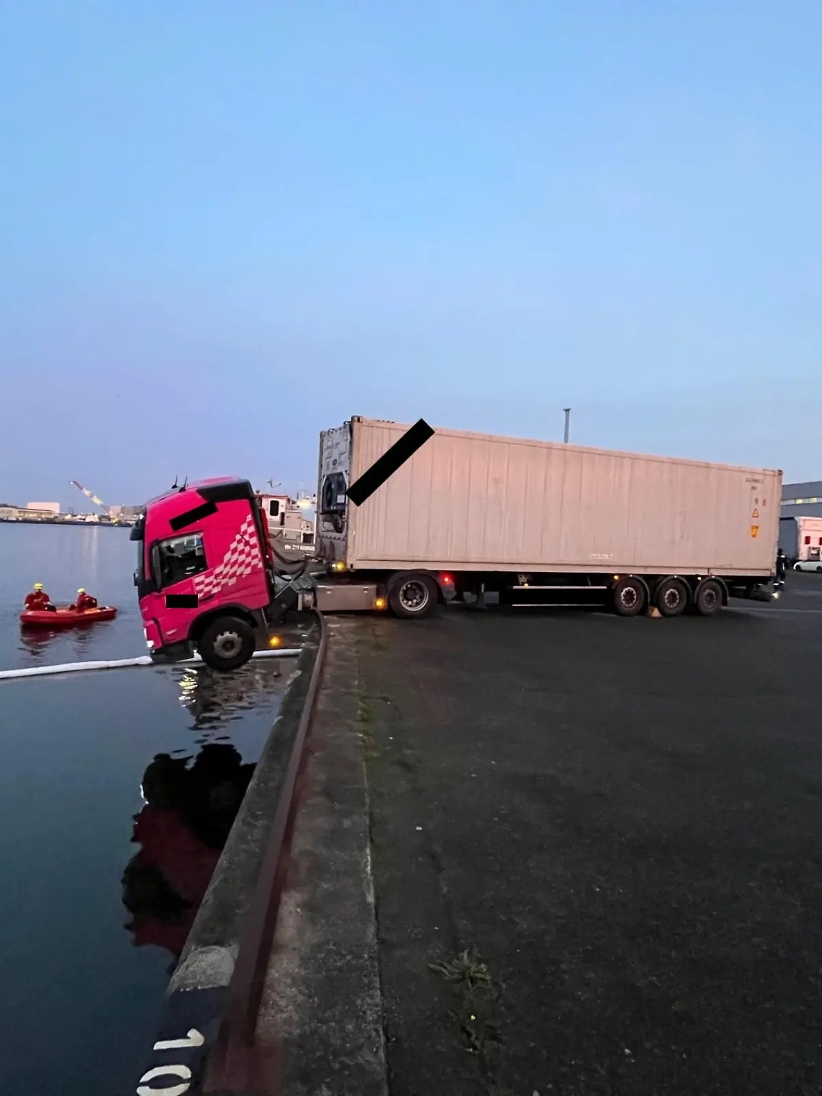 Bildunterschrift: Verkehrsunfall im Fischereihafen
Bildnachweis: Feuerwehr Bremerhaven