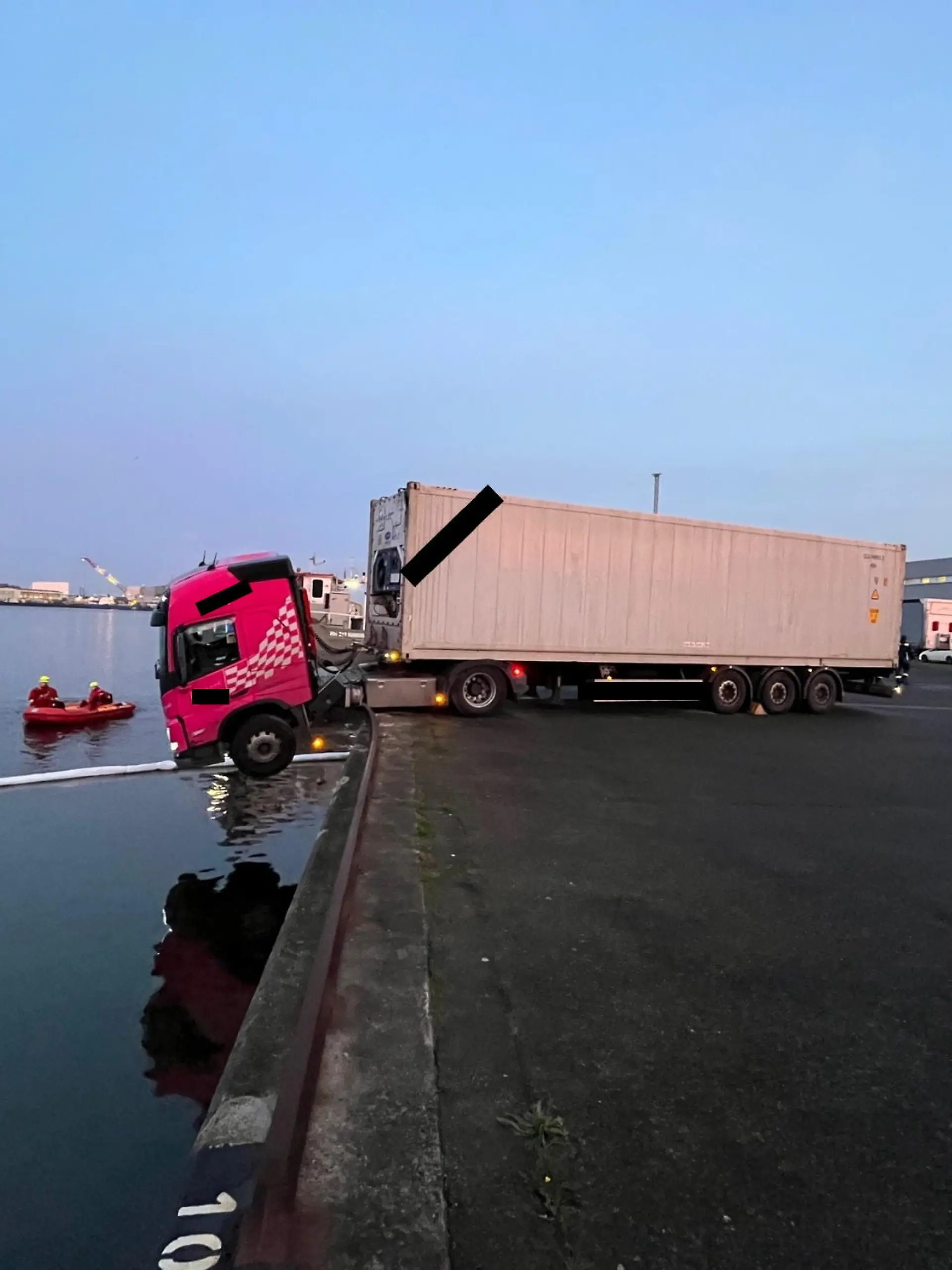 Bildunterschrift: Verkehrsunfall im Fischereihafen
Bildnachweis: Feuerwehr Bremerhaven