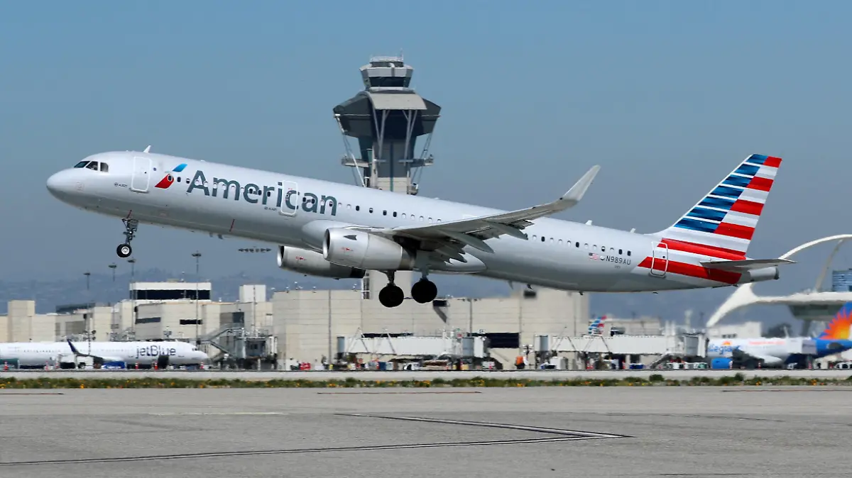 FILE PHOTO: An American Airlines Airbus A321-200 plane takes off from Los Angeles International airport (LAX) in Los Angeles, California, U.S. March 28, 2018. REUTERS/Mike Blake/File Photo