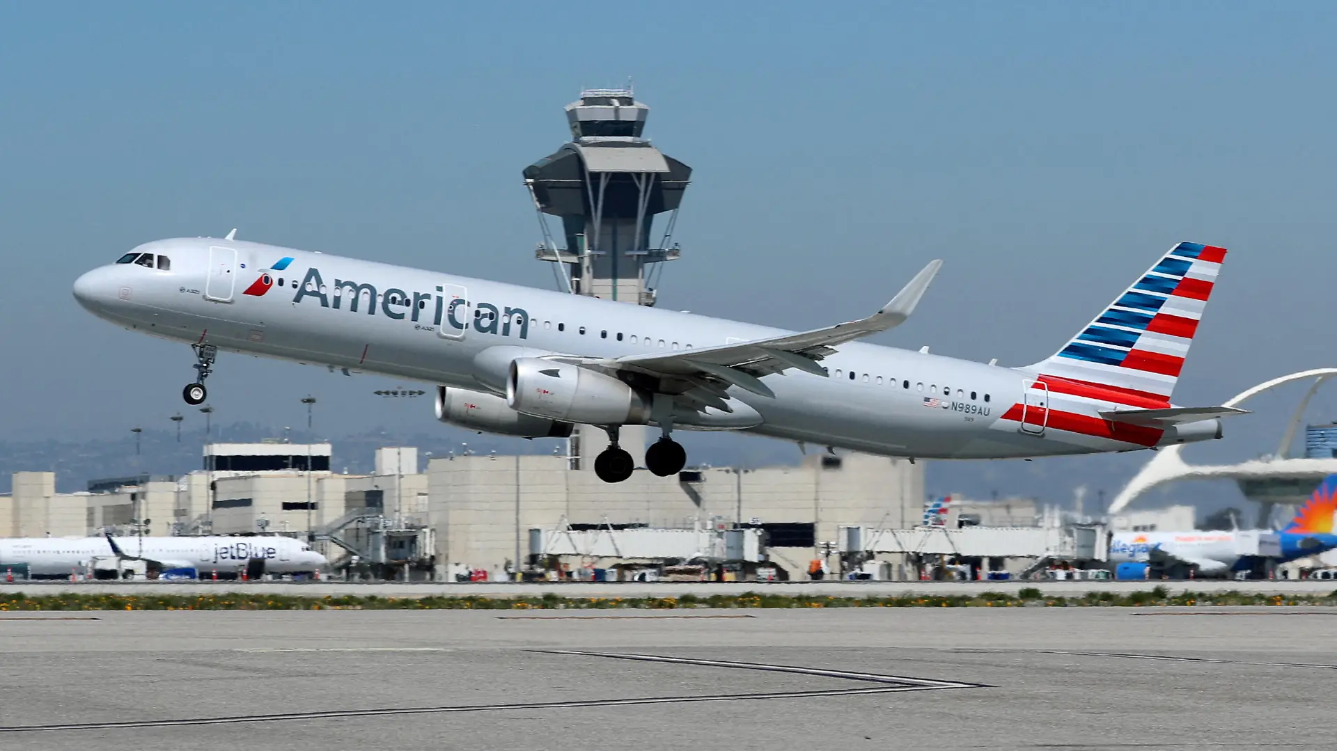 FILE PHOTO: An American Airlines Airbus A321-200 plane takes off from Los Angeles International airport (LAX) in Los Angeles, California, U.S. March 28, 2018. REUTERS/Mike Blake/File Photo