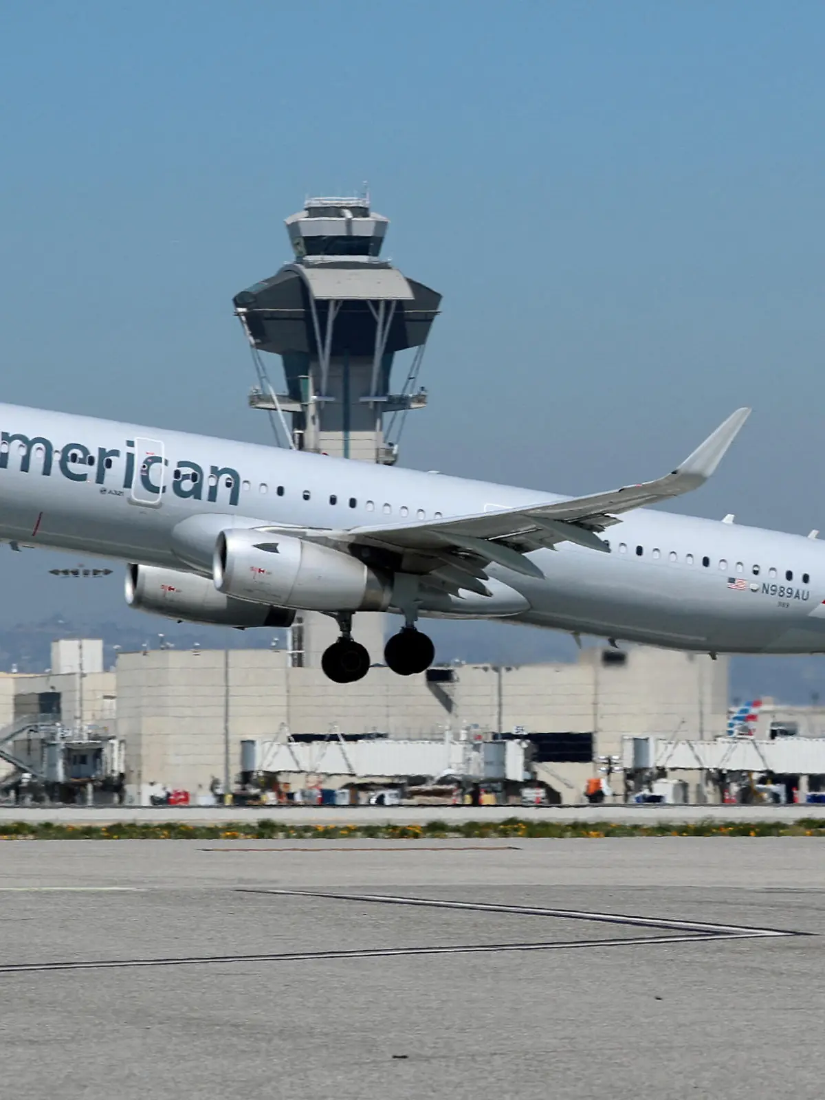 FILE PHOTO: An American Airlines Airbus A321-200 plane takes off from Los Angeles International airport (LAX) in Los Angeles, California, U.S. March 28, 2018. REUTERS/Mike Blake/File Photo