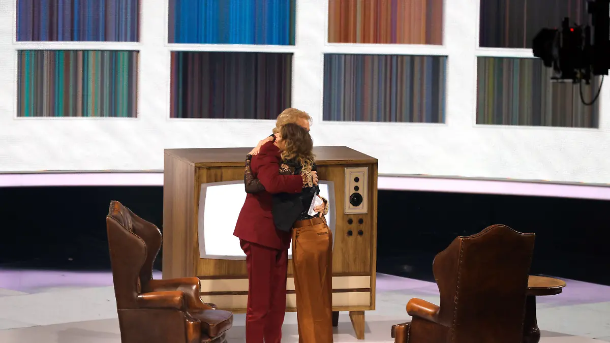 25.11.2023, Baden-Württemberg, Offenburg: Moderator Thomas Gottschalk und Julia Reichert stehen bei der Wette 6. mit Strichcodes bei der ZDF-Show "Wetten, dass..?" zusammen auf der Bühne. Gottschalk moderiert zum letzten Mal «Wetten, dass..?». Nach 36 Jahren beendet er am 25. November seine Karriere als Wett-Moderator. Foto: Philipp von Ditfurth/dpa +++ dpa-Bildfunk +++