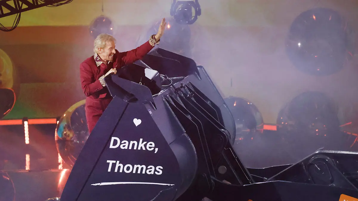 25.11.2023, Baden-Württemberg, Offenburg: Moderator Thomas Gottschalk wird am Ende der ZDF-Show "Wetten, dass..?" in einer Baggerschaufel über die Bühne gefahren. Gottschalk moderiert zum letzten Mal «Wetten, dass..?». Nach 36 Jahren beendet er am 25. November seine Karriere als Wett-Moderator. Foto: Philipp von Ditfurth/dpa +++ dpa-Bildfunk +++