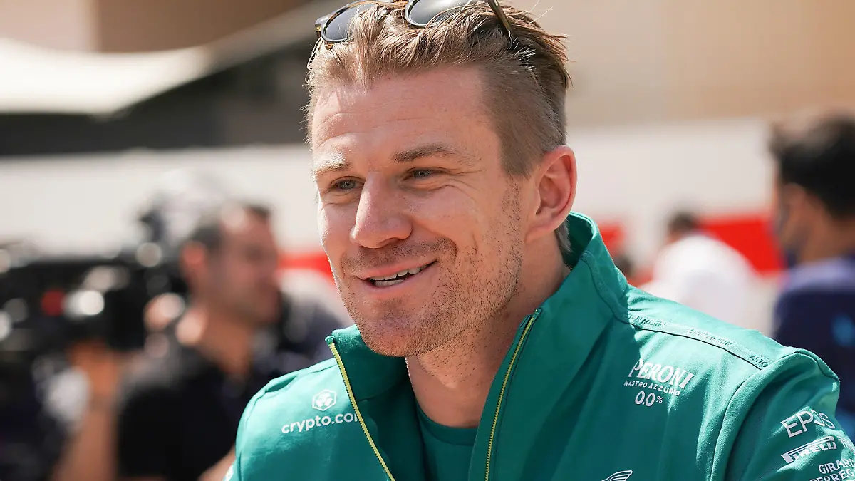 18.03.2022, Bahrain, Sakhir: Motorsport: Formel-1-Weltmeisterschaft, Grand Prix von Bahrain: Nico Hülkenberg aus Deutschland vom Team Aston Martin im Fahrerlager. (zu dpa: «Bericht: Hülkenberg weiter Formel-1-Kandidat bei Schumachers Haas-Team») Foto: Hasan Bratic/dpa +++ dpa-Bildfunk +++