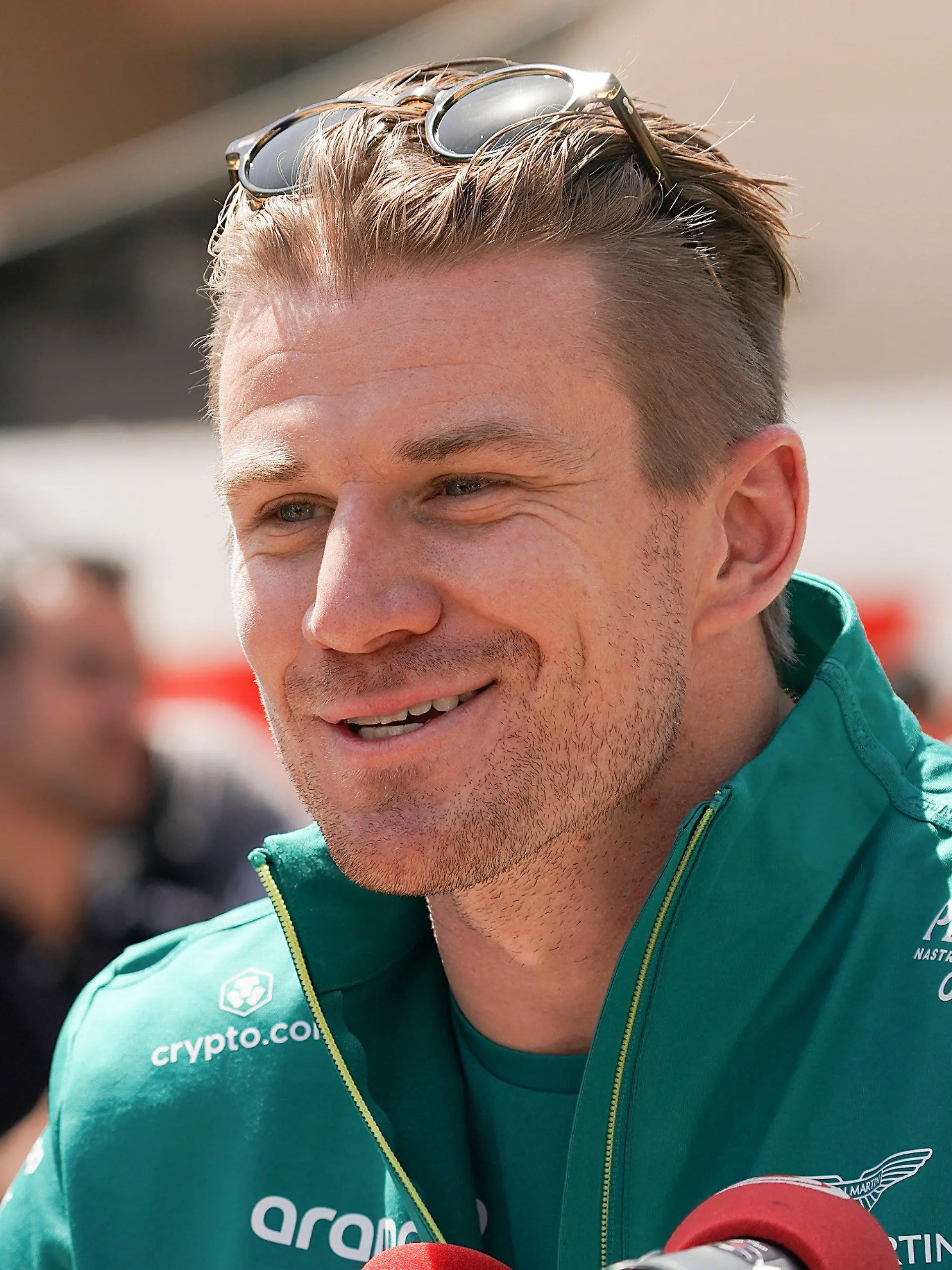 18.03.2022, Bahrain, Sakhir: Motorsport: Formel-1-Weltmeisterschaft, Grand Prix von Bahrain: Nico Hülkenberg aus Deutschland vom Team Aston Martin im Fahrerlager. (zu dpa: «Bericht: Hülkenberg weiter Formel-1-Kandidat bei Schumachers Haas-Team») Foto: Hasan Bratic/dpa +++ dpa-Bildfunk +++
