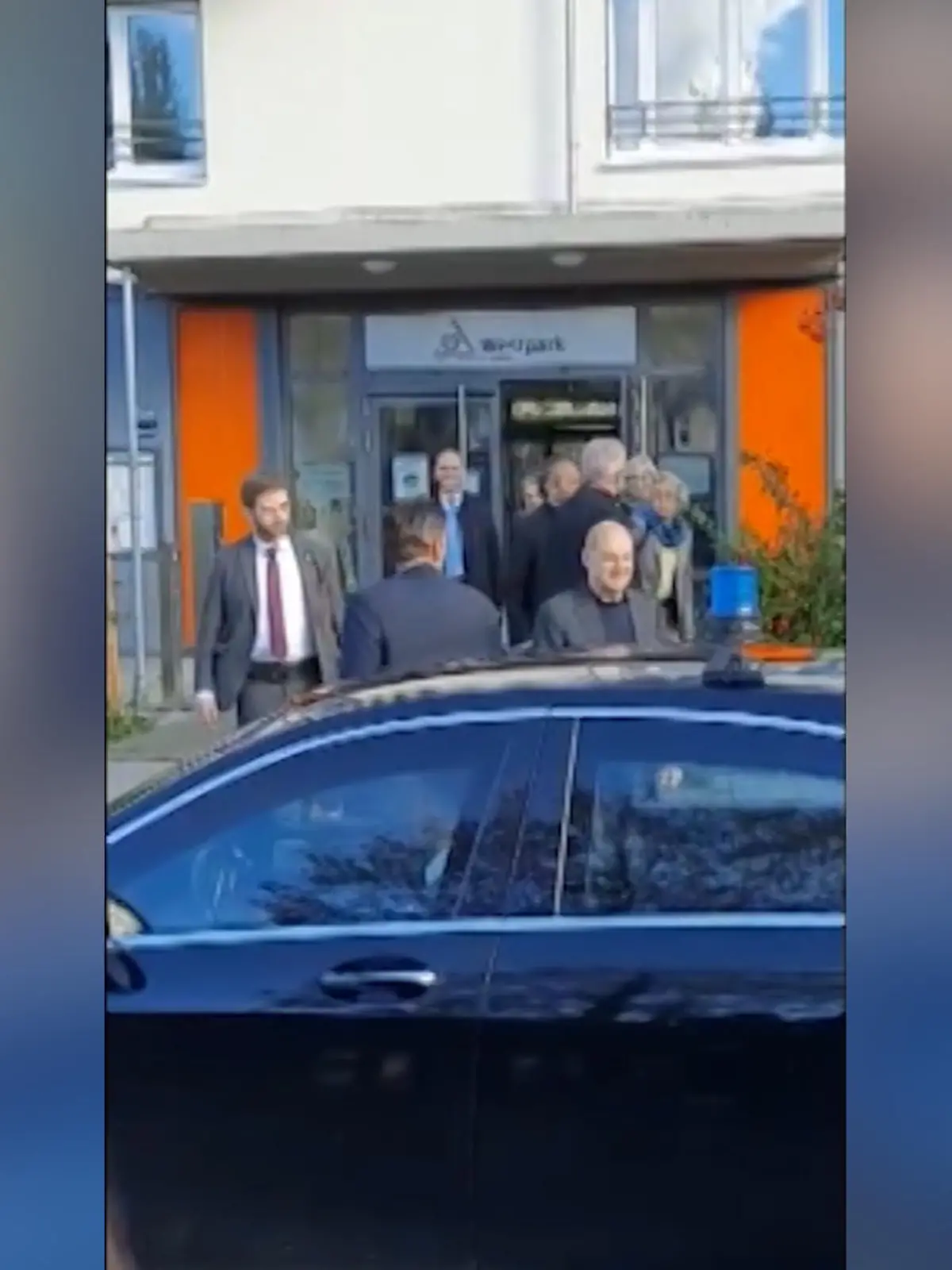In München fordert ein TikTok User den Kanzler dazu auf,  die Preise von Dönern zu senken. Um dies zu erreichen, soll er mit Putin reden.