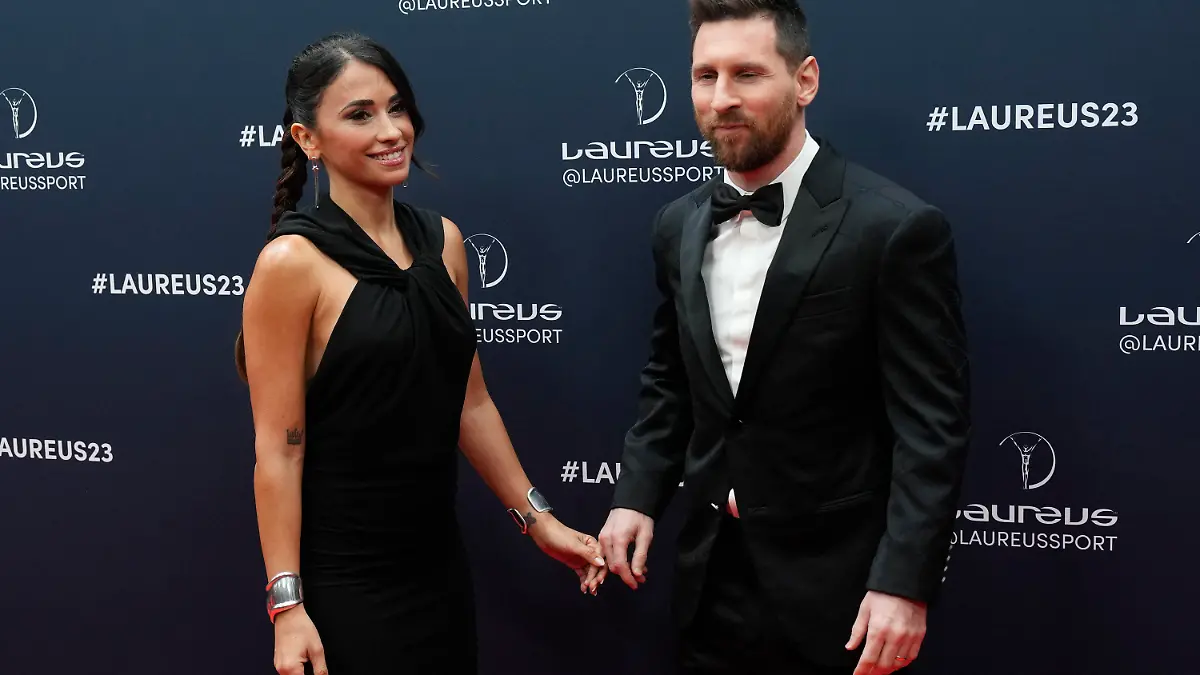 ARCHIV - 08.05.2023, Frankreich, Paris: Lionel Messi (r), Fußballspieler aus Argentinien, und seine Frau Antonella Roccuzzo bei der Verleihung der Laureus Sports Awards. Die Familie von Roccuzzo ist in Argentinien erneut Opfer eines bewaffneten Überfalls geworden. (zu dpa: «Einnahmen aus Laden von Messis Schwiegervater in Argentinien geraubt») Foto: Lewis Joly/AP/dpa +++ dpa-Bildfunk +++