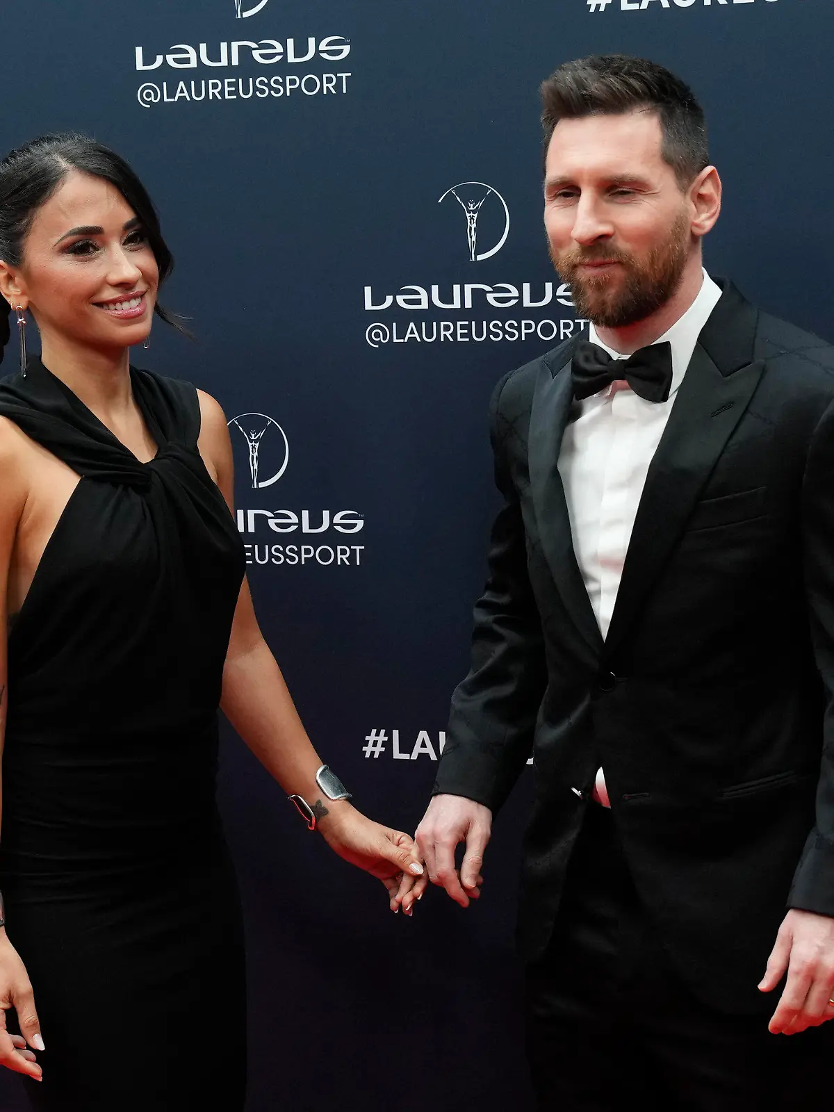 ARCHIV - 08.05.2023, Frankreich, Paris: Lionel Messi (r), Fußballspieler aus Argentinien, und seine Frau Antonella Roccuzzo bei der Verleihung der Laureus Sports Awards. Die Familie von Roccuzzo ist in Argentinien erneut Opfer eines bewaffneten Überfalls geworden. (zu dpa: «Einnahmen aus Laden von Messis Schwiegervater in Argentinien geraubt») Foto: Lewis Joly/AP/dpa +++ dpa-Bildfunk +++