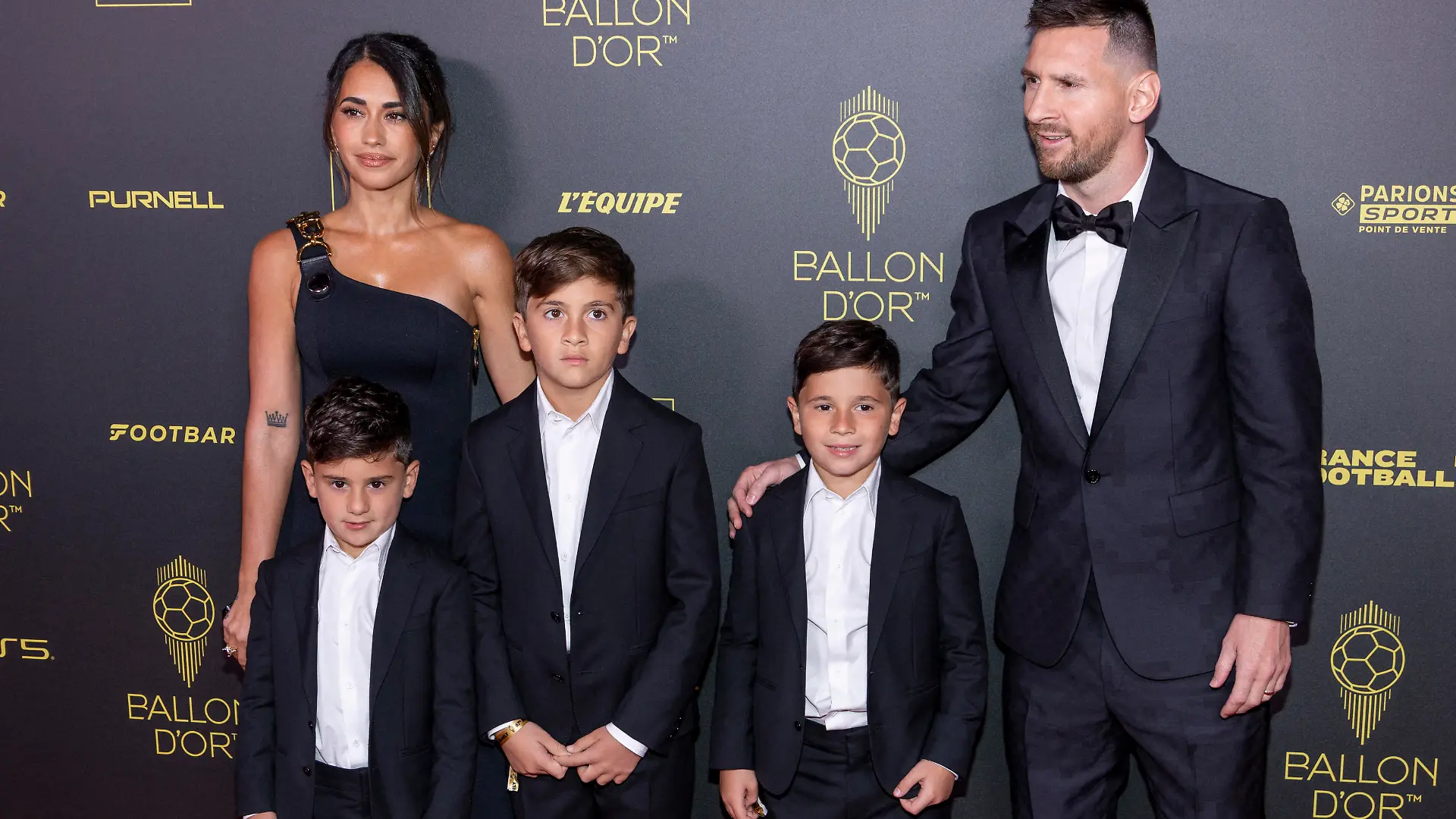 Lionel Messi avec sa femme Antonela Roccuzzo et ses fils Thiago Messi, Mateo Messi et Ciro Messi - Photocall de la 67ème cérémonie du Ballon dOr au Théâtre du Chatelet à Paris le 30 octobre 2023. © Cyril Moreau/Bestimage Photocall of the 67th Ballon dOr ceremony at the Théâtre du Chatelet in Paris on October 30, 2023.