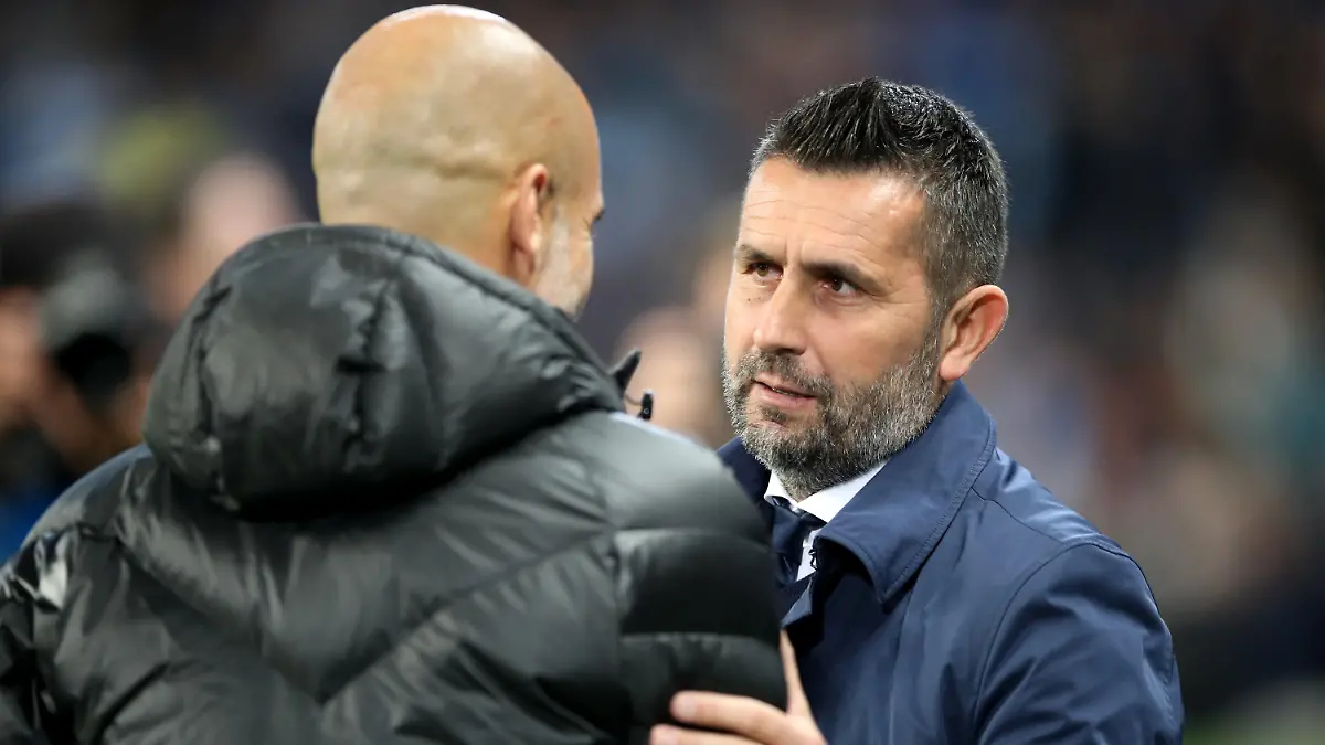 ARCHIV - 01.10.2019, Großbritannien, Manchester: Fußball: Champions League, Real Madrid - FC Brügge, Gruppenphase, Gruppe C, 2. Spieltag. Pep Guardiola (l), Trainer von Manchester City, und Nenad Bjelica, Trainer von Dinamo Zagreb, sprechen miteinander. Nenad Bjelica soll vor einer Unterschrift bei Union Berlin stehen. (zu dpa: «Bericht: Trainer Nenad Bjelica vor Unterschrift bei Union») Foto: Nick Potts/PA Wire/dpa +++ dpa-Bildfunk +++