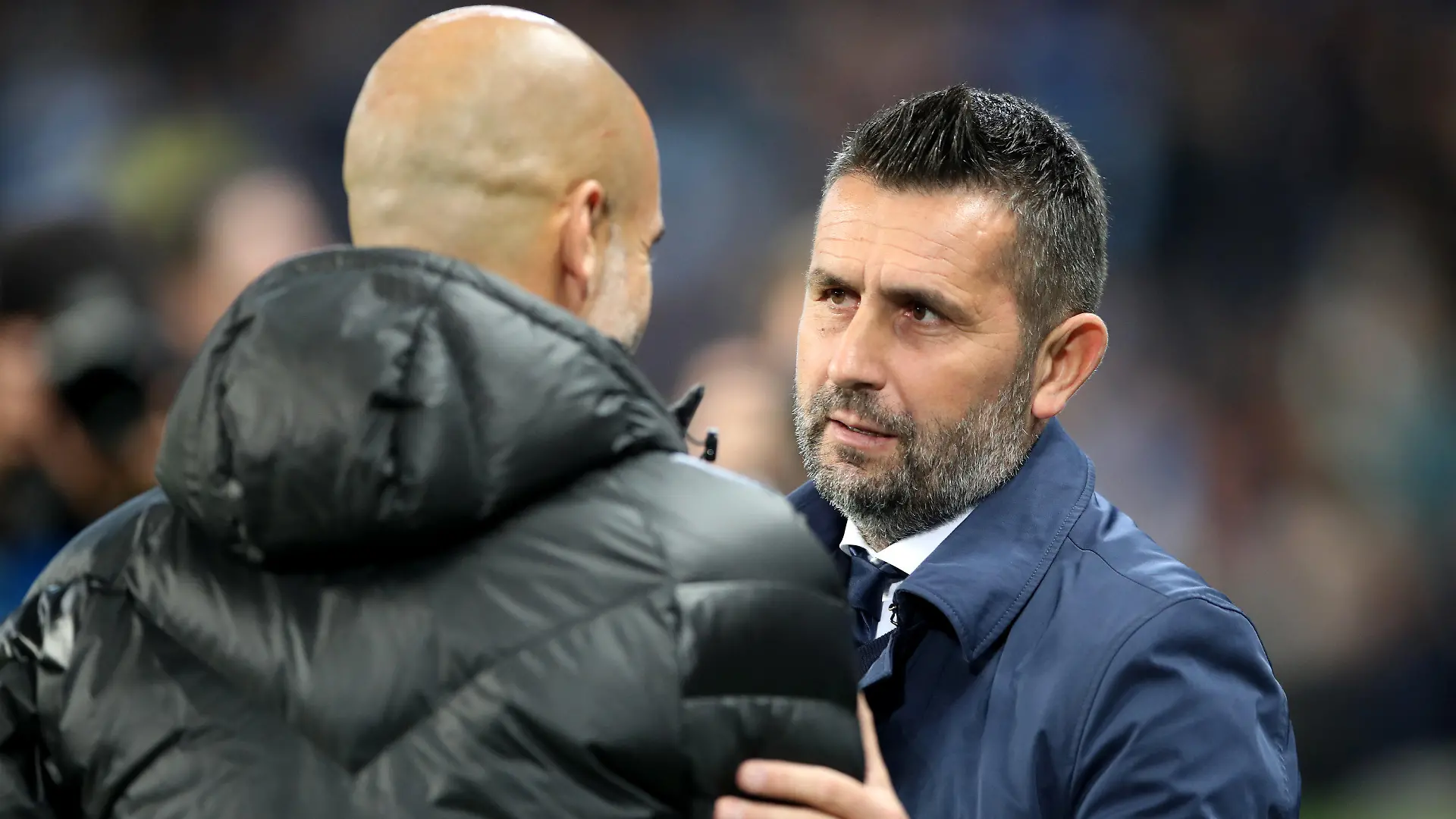ARCHIV - 01.10.2019, Großbritannien, Manchester: Fußball: Champions League, Real Madrid - FC Brügge, Gruppenphase, Gruppe C, 2. Spieltag. Pep Guardiola (l), Trainer von Manchester City, und Nenad Bjelica, Trainer von Dinamo Zagreb, sprechen miteinander. Nenad Bjelica soll vor einer Unterschrift bei Union Berlin stehen. (zu dpa: «Bericht: Trainer Nenad Bjelica vor Unterschrift bei Union») Foto: Nick Potts/PA Wire/dpa +++ dpa-Bildfunk +++