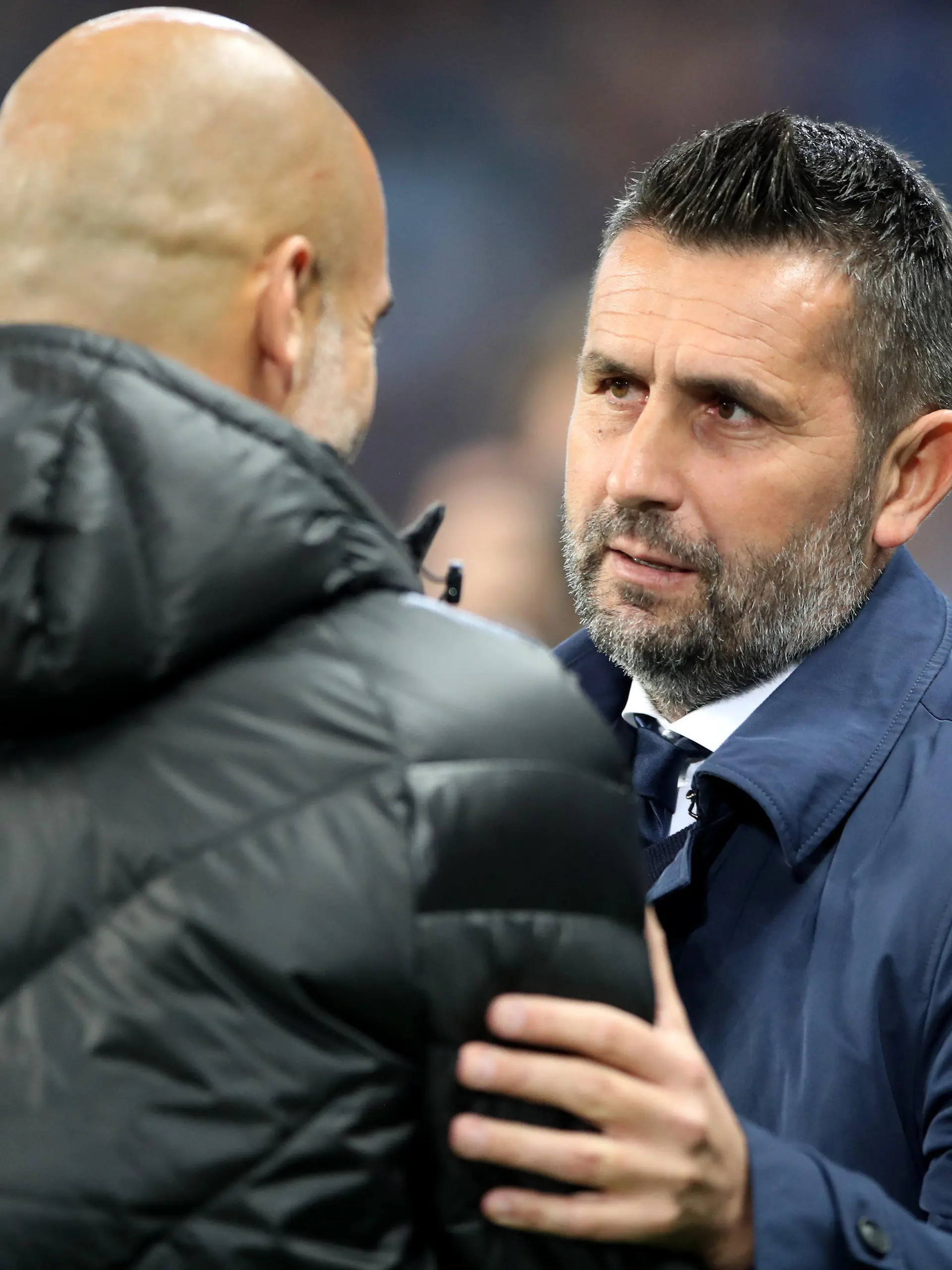 ARCHIV - 01.10.2019, Großbritannien, Manchester: Fußball: Champions League, Real Madrid - FC Brügge, Gruppenphase, Gruppe C, 2. Spieltag. Pep Guardiola (l), Trainer von Manchester City, und Nenad Bjelica, Trainer von Dinamo Zagreb, sprechen miteinander. Nenad Bjelica soll vor einer Unterschrift bei Union Berlin stehen. (zu dpa: «Bericht: Trainer Nenad Bjelica vor Unterschrift bei Union») Foto: Nick Potts/PA Wire/dpa +++ dpa-Bildfunk +++