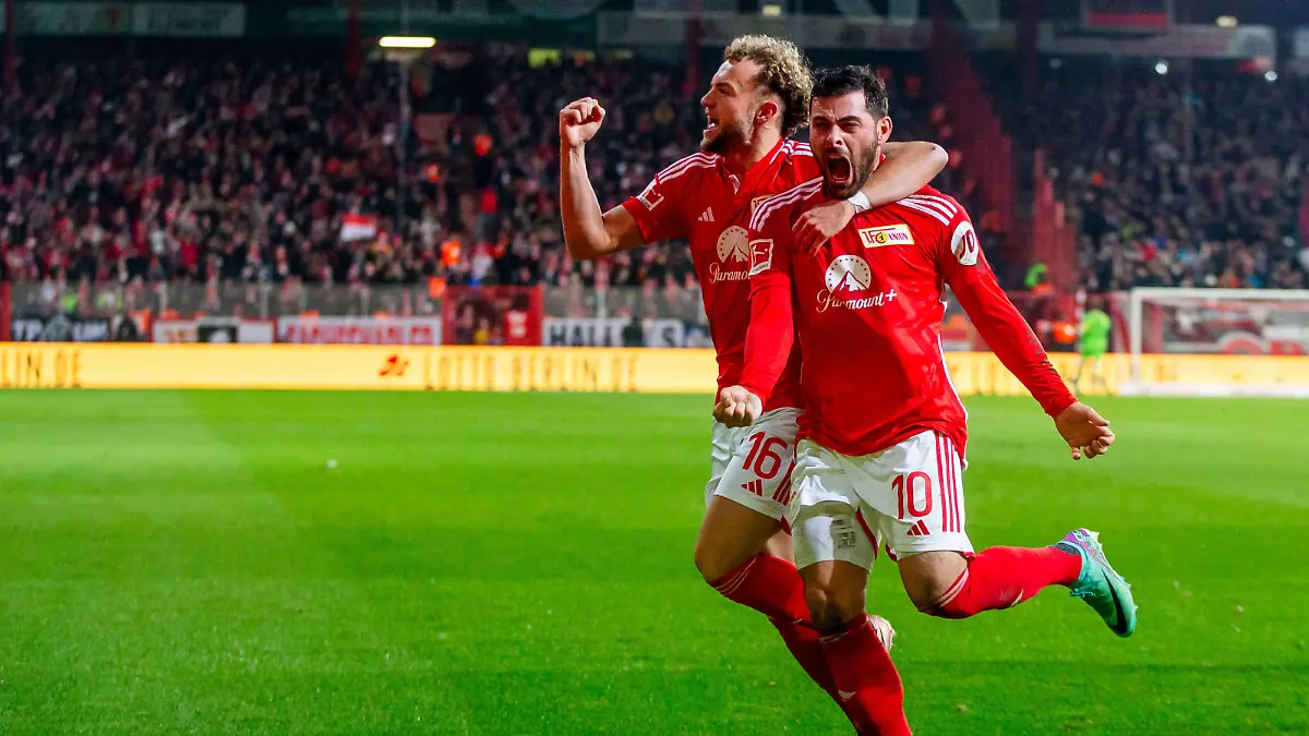 Sport Bilder des Tages 25.11.2023, xfrx, Fussball 1.Bundesliga, Union Berlin - FC Augsburg emspor, v.l. Benedict Hollerbach Union Berlin,Kevin Volland Union Berlin celebrate the goal,Torjubel zum 1:1 DFL/DFB REGULATIONS PROHIBIT ANY USE OF PHOTOGRAPHS as IMAGE SEQUENCES and/or QUASI-VIDEO Berlin *** 25 11 2023, xfrx, Fussball 1 Bundesliga, Union Berlin FC Augsburg emspor, v l Benedict Hollerbach Union Berlin ,Kevin Volland Union Berlin celebrate the goal,Torjubel zum 1 1 DFL DFB REGULATIONS PROHIBIT ANY USE OF PHOTOGRAPHS as IMAGE SEQUENCES and or QUASI VIDEO Berlin