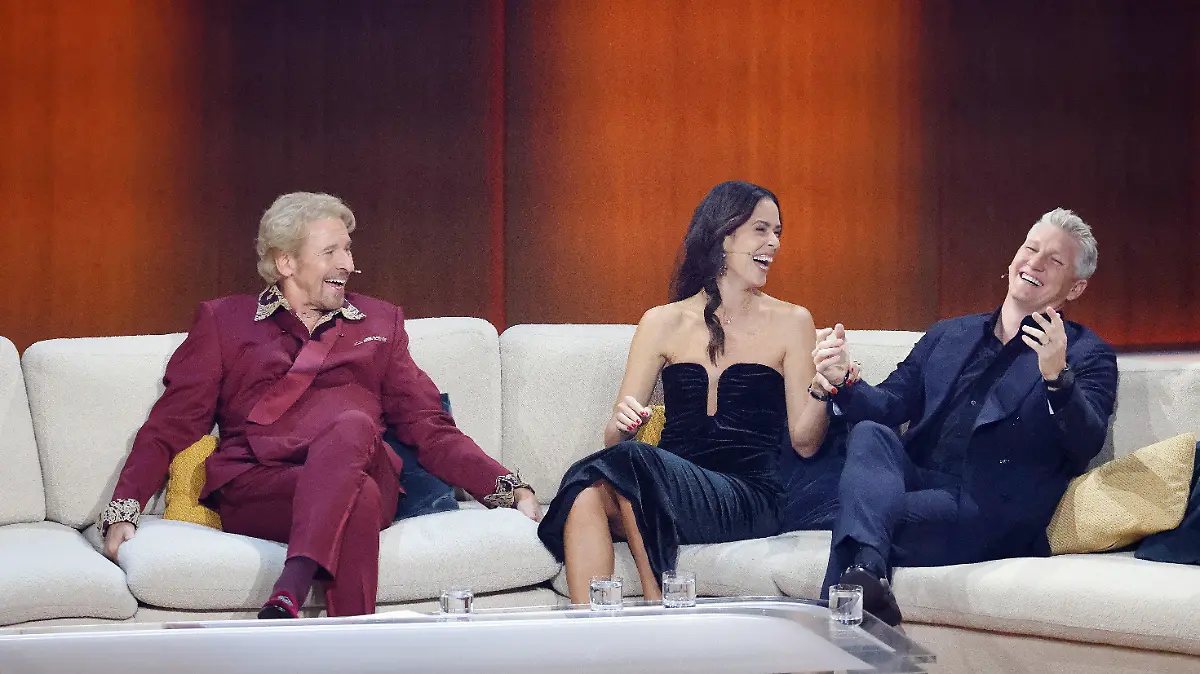 25.11.2023, Baden-Württemberg, Offenburg: Der ehemaliger Fußballer Bastian Schweinsteiger und seine Frau, Tennisspielerin Ana Ivanovic, unterhalten sich mit Moderator Thomas Gottschalk bei der ZDF-Show "Wetten, dass..?". Gottschalk moderiert zum letzten Mal «Wetten, dass..?». Nach 36 Jahren beendet er am 25. November seine Karriere als Wett-Moderator. Foto: Philipp von Ditfurth/dpa +++ dpa-Bildfunk +++