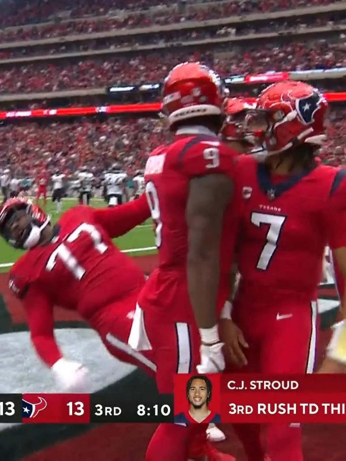 Stroud macht es einfach selbst. Er täuscht einen Pass nach links an und tanz nach rechts in die Endzone. Was danach bei der Jubel-Choreo passiert, ist drüber! CJ Stroud ballert einen Teamkollegen eine Backpfeife. Ganz schön böser Humor.