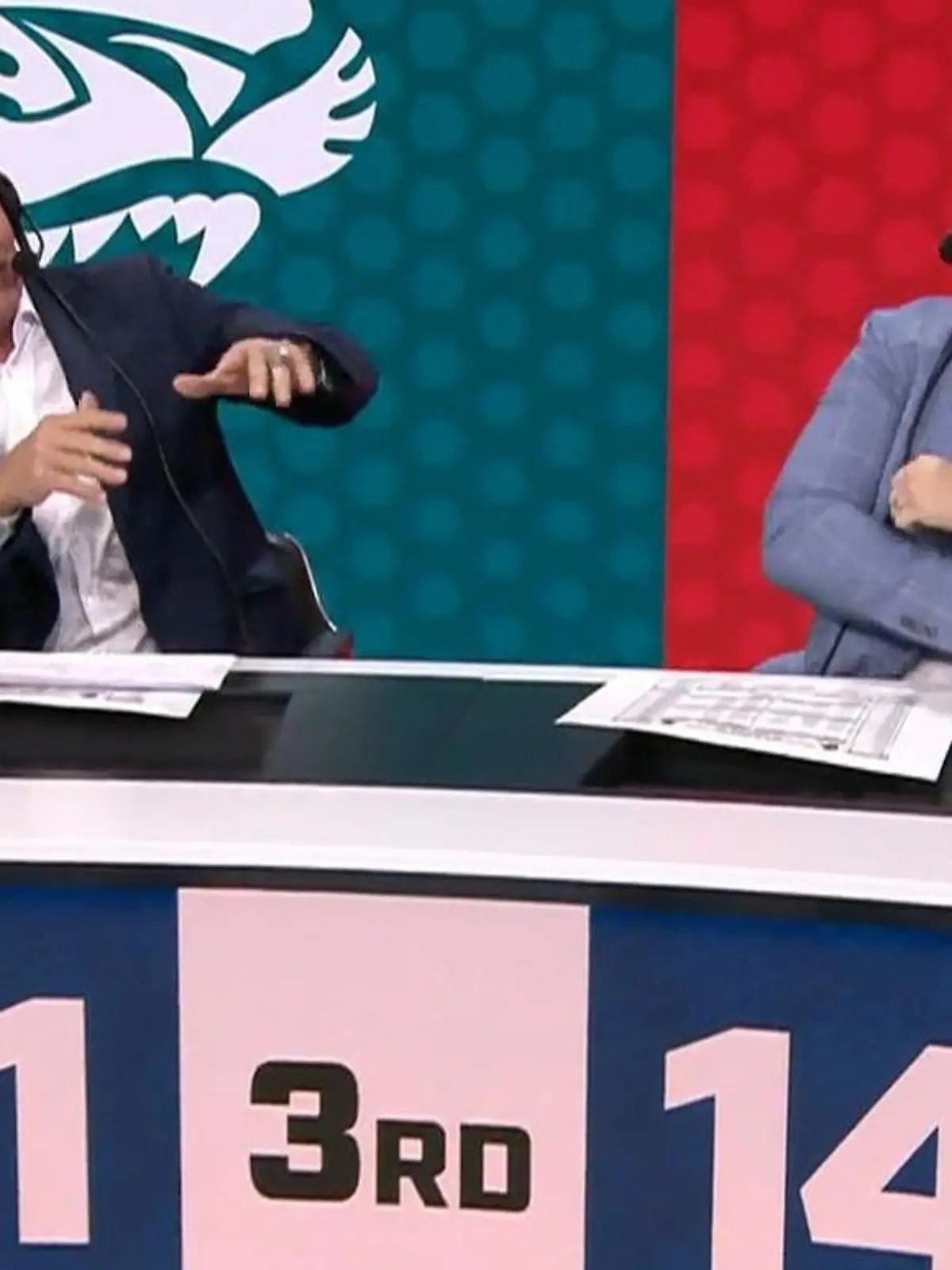 Nicht schlecht, Herr Stecker! Den Song kennt unser Moderator in und auswendig: Rapper's Delight von "The Sugarhill Gang" lässt Stecko so richtig losrappen. Björn Werner und der NFL-Community gefällt's.