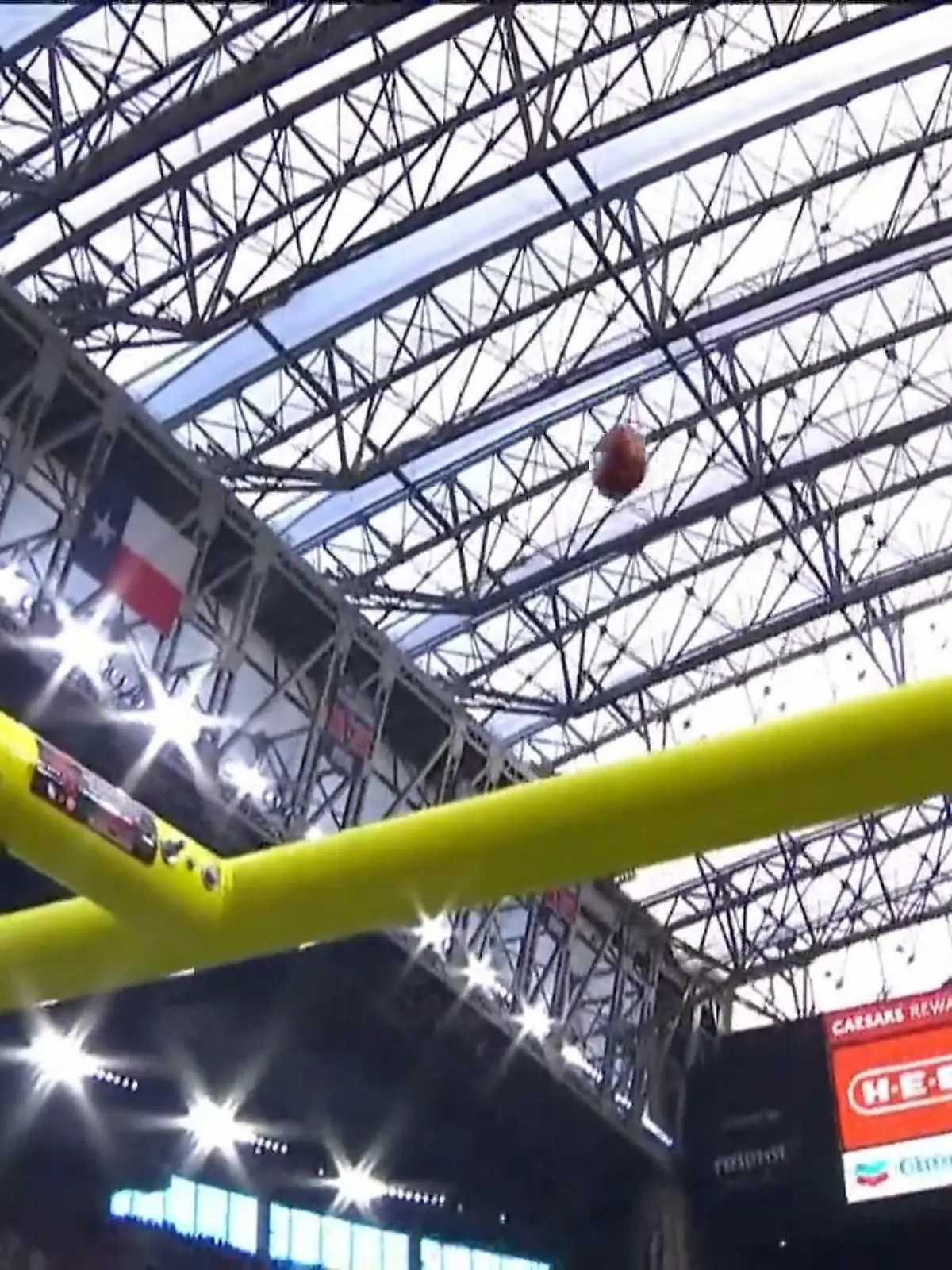 Mehr Drama geht nicht! Der Kick von Ammendola ist von der Richtung perfekt, aber etwas zu schwach. Der Ball senkt sich zu früh, prallt auf die untere Torstange und prallt nach vorne. Wie extrem bitter für Ammendola und die Texans, die hier wieder eine starke Vorstellung geliefert haben. Es hätte das Fieldgoal seines Lebens sein können.