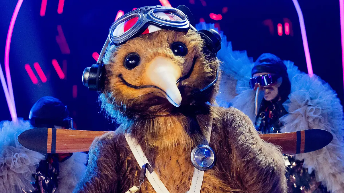 18.11.2023, Nordrhein-Westfalen, Köln: Die Figur ·Der Kiwi· steht in der Prosieben-Show ·The Masked Singer· auf der Bühne. Foto: Rolf Vennenbernd/dpa +++ dpa-Bildfunk +++