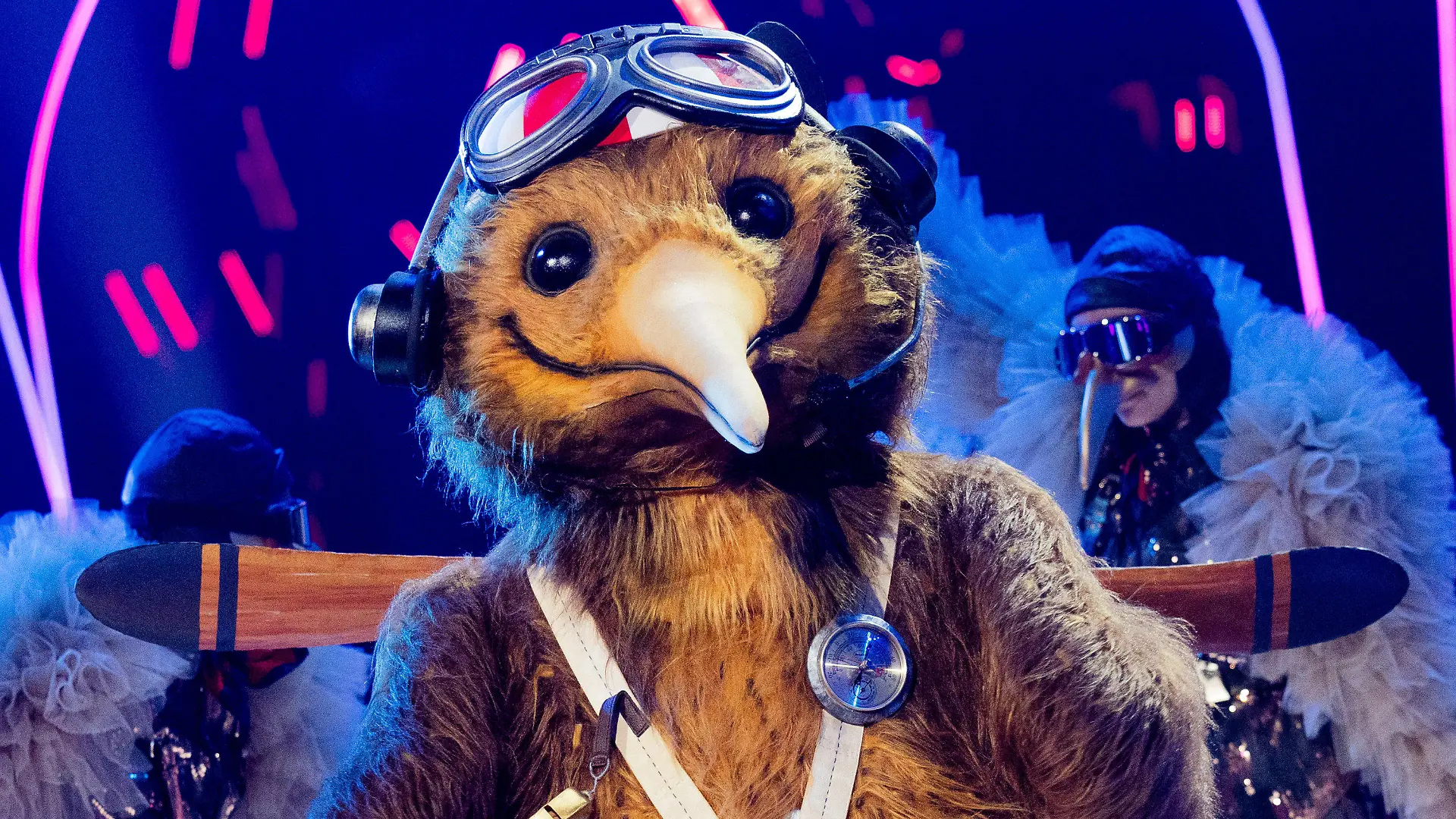 18.11.2023, Nordrhein-Westfalen, Köln: Die Figur ·Der Kiwi· steht in der Prosieben-Show ·The Masked Singer· auf der Bühne. Foto: Rolf Vennenbernd/dpa +++ dpa-Bildfunk +++
