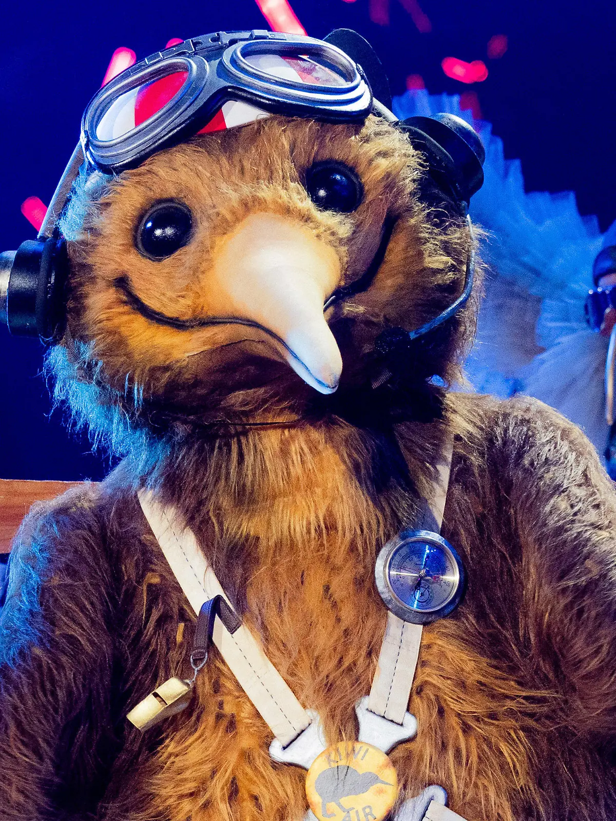 18.11.2023, Nordrhein-Westfalen, Köln: Die Figur ·Der Kiwi· steht in der Prosieben-Show ·The Masked Singer· auf der Bühne. Foto: Rolf Vennenbernd/dpa +++ dpa-Bildfunk +++
