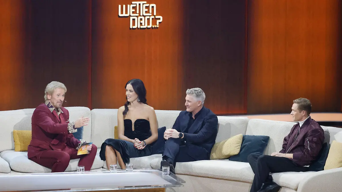 25.11.2023, Baden-Württemberg, Offenburg: Der ehemaliger Fußballer Bastian Schweinsteiger (2.v.r.) und seine Frau, Tennisspielerin Ana Ivanovic, unterhalten sich mit Moderator Thomas Gottschalk (l) und dem Schauspieler Matthias Schweighöfer bei der ZDF-Show "Wetten, dass..?". Gottschalk moderiert zum letzten Mal «Wetten, dass..?». Nach 36 Jahren beendet er am 25. November seine Karriere als Wett-Moderator. Foto: Philipp von Ditfurth/dpa +++ dpa-Bildfunk +++
