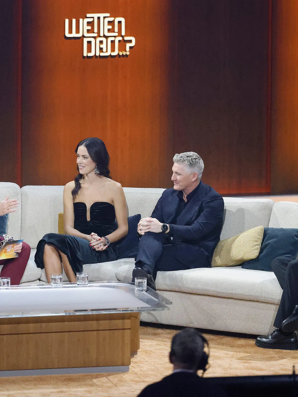 25.11.2023, Baden-Württemberg, Offenburg: Der ehemaliger Fußballer Bastian Schweinsteiger (2.v.r.) und seine Frau, Tennisspielerin Ana Ivanovic, unterhalten sich mit Moderator Thomas Gottschalk (l) und dem Schauspieler Matthias Schweighöfer bei der ZDF-Show "Wetten, dass..?". Gottschalk moderiert zum letzten Mal «Wetten, dass..?». Nach 36 Jahren beendet er am 25. November seine Karriere als Wett-Moderator. Foto: Philipp von Ditfurth/dpa +++ dpa-Bildfunk +++