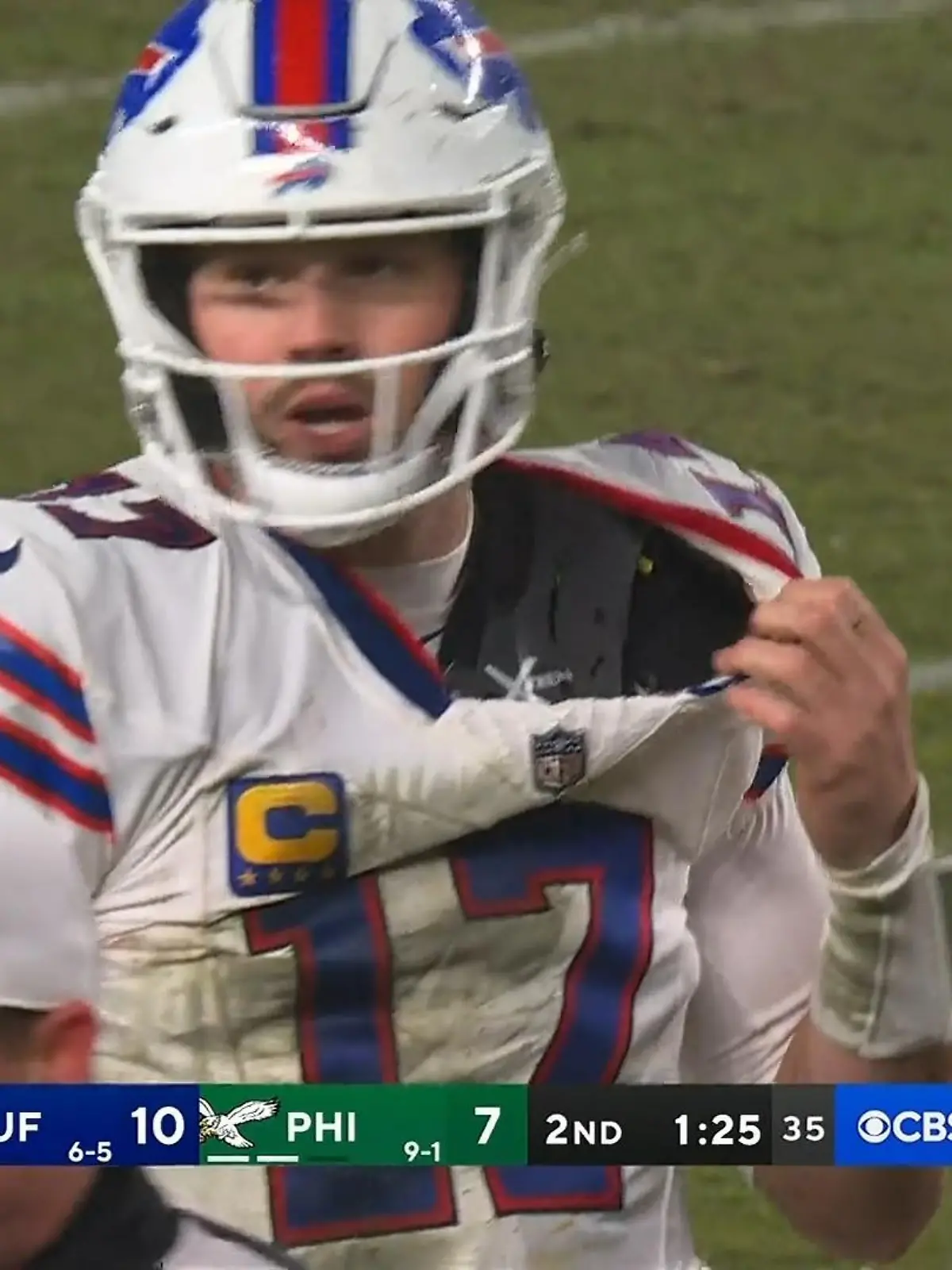 Voll am Haken! Josh Allen wird mal richtig getackelt. Phillies Linebacker Haason Reddick reißt den Quarterback der Bills zu Boden.